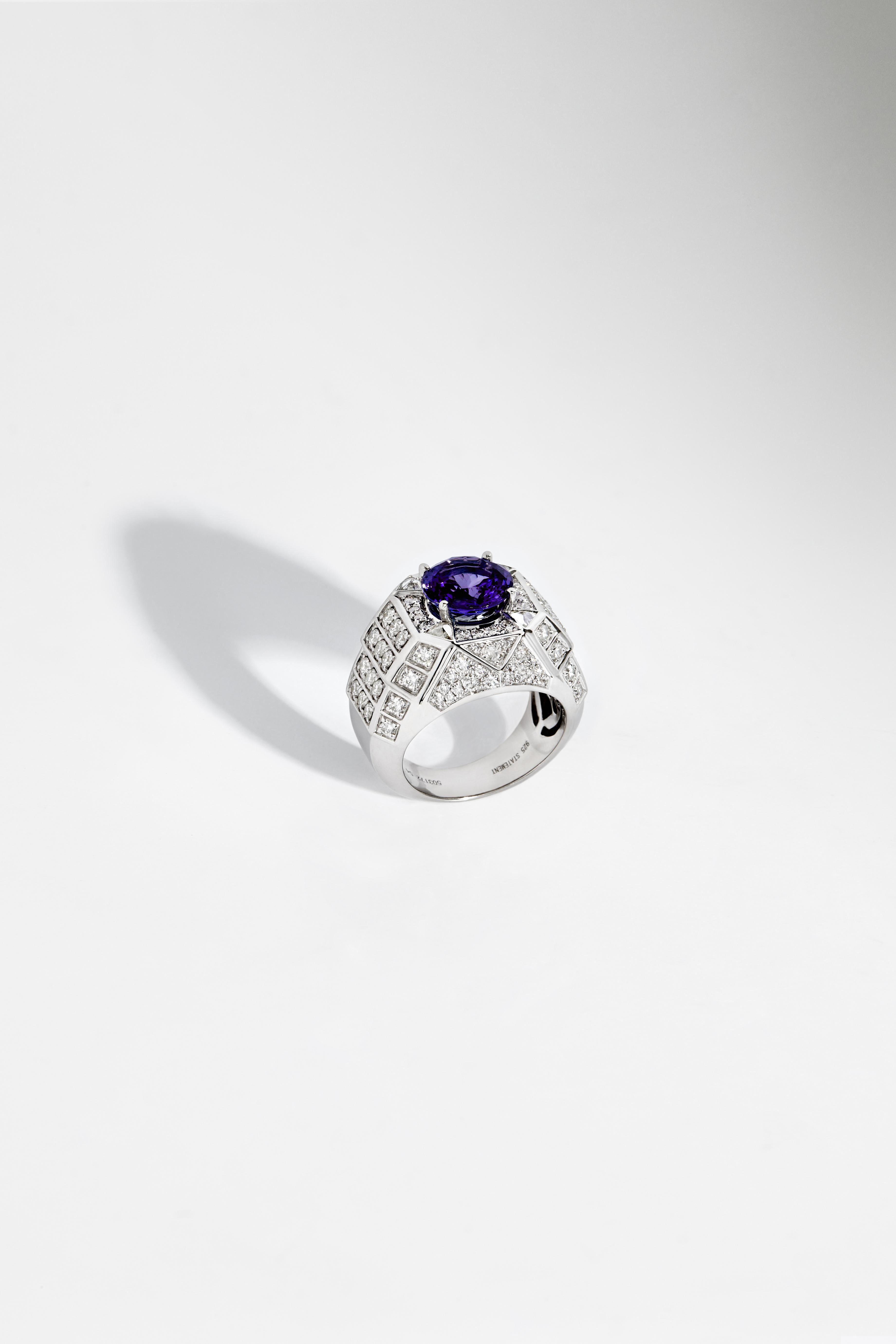 After three years of creation and nine collections, STATEMENT continues its project to give back to silver its letters of jewellery nobility, by creating a very limited series of high jewellery rings with a blod structure, crowned with a precious