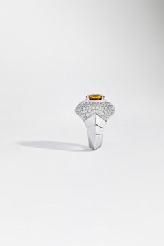 DÉCLARATION Paris, bague haute joaillerie avec pierre centrale en saphir jaune de 4,19 carats