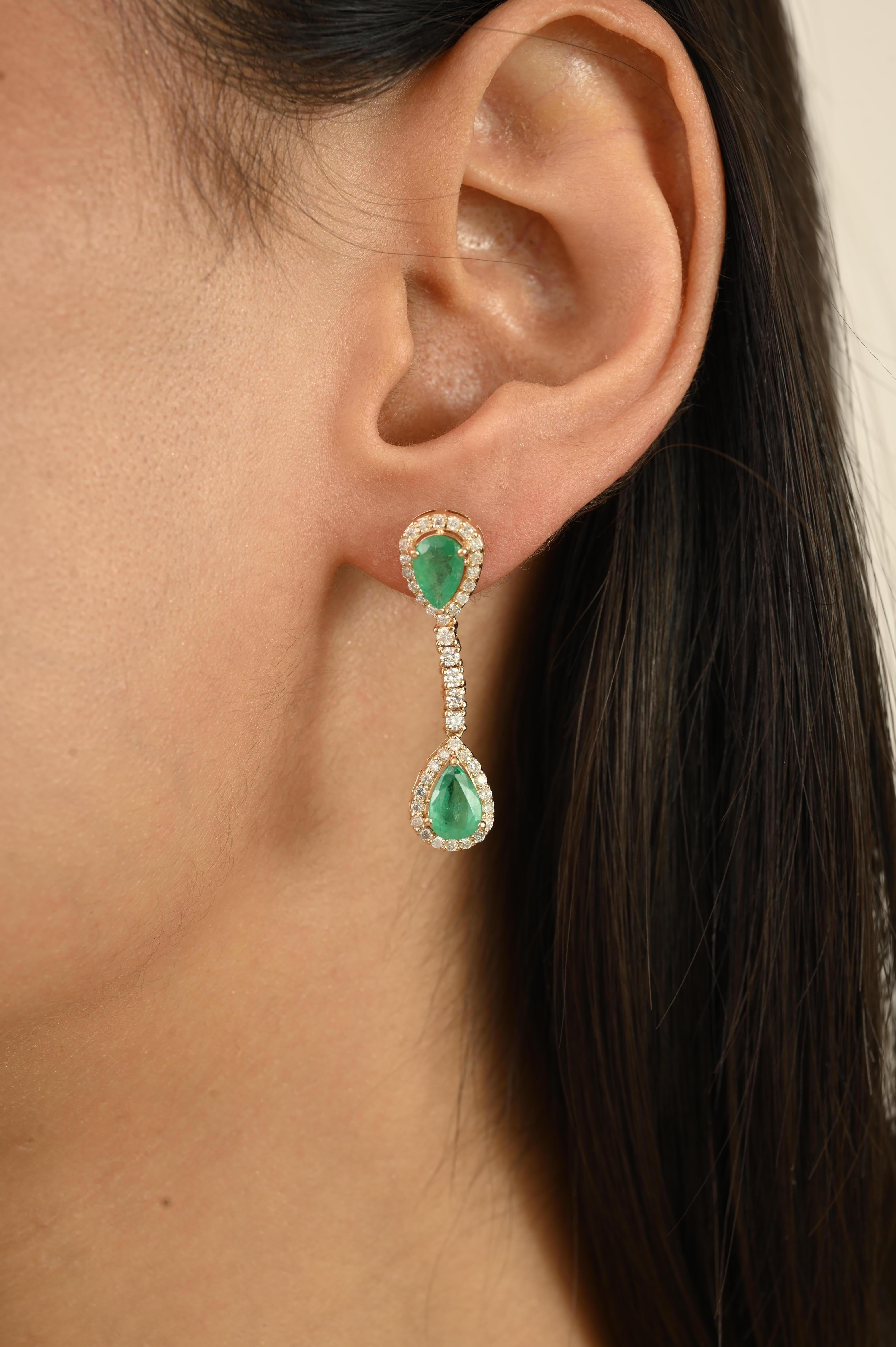 Eleva tu colección de joyas con estos cautivadores pendientes, magistralmente elaborados en lujoso oro amarillo de 14k. Cada pendiente incluye dos esmeraldas talla pera de 2,3 quilates, cuyo vivo tono verde destila una elegancia atemporal. Las
