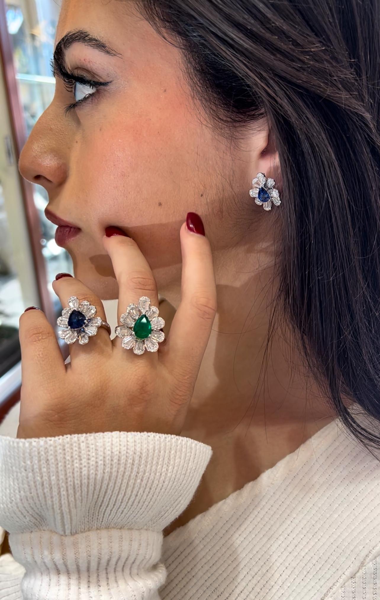 Statement Pear Shape Emerald and Baguette Diamond Ring 6.11 carat In New Condition For Sale In Great Neck, NY