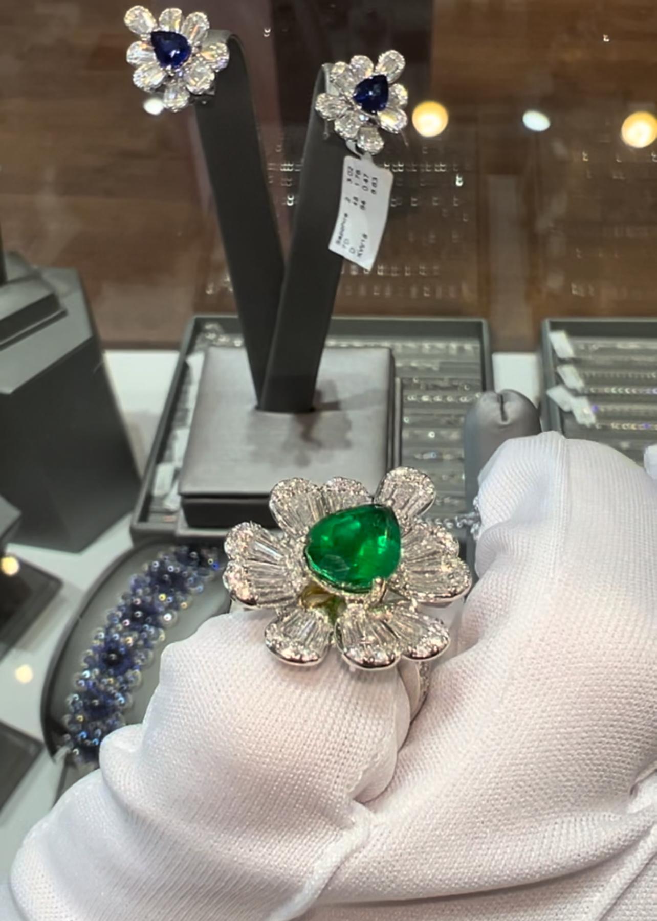 Statement Pear Shape Emerald and Baguette Diamond Ring 6.11 carat For Sale 3