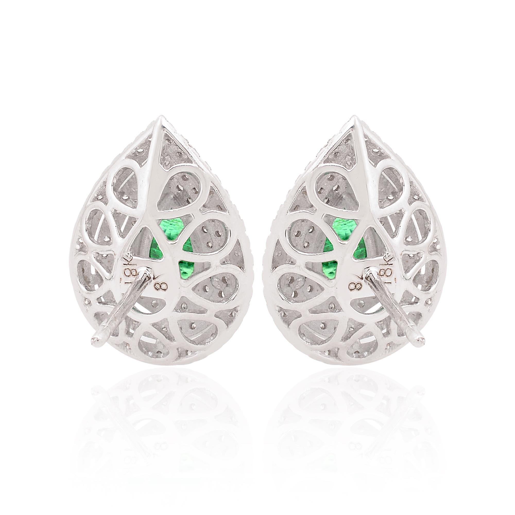 Boucles d'oreilles en or blanc 18k avec émeraude et diamant en forme de poire et triple halo Neuf - En vente à Diera, Dubai