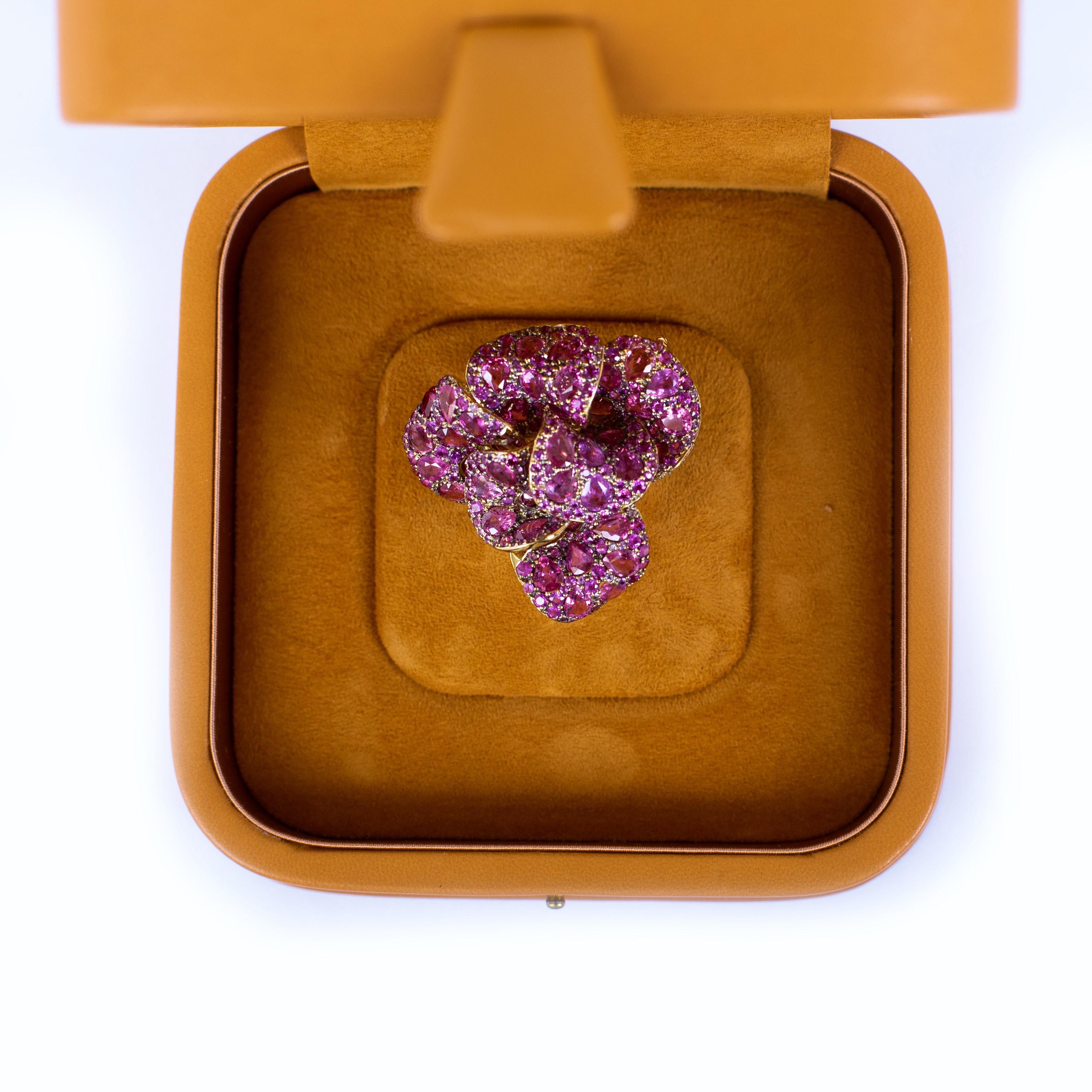 Rosior Brosche „Flower“ aus Gelbgold mit einzigartigem rosa Saphir und Diamant in Gelbgold im Angebot 2