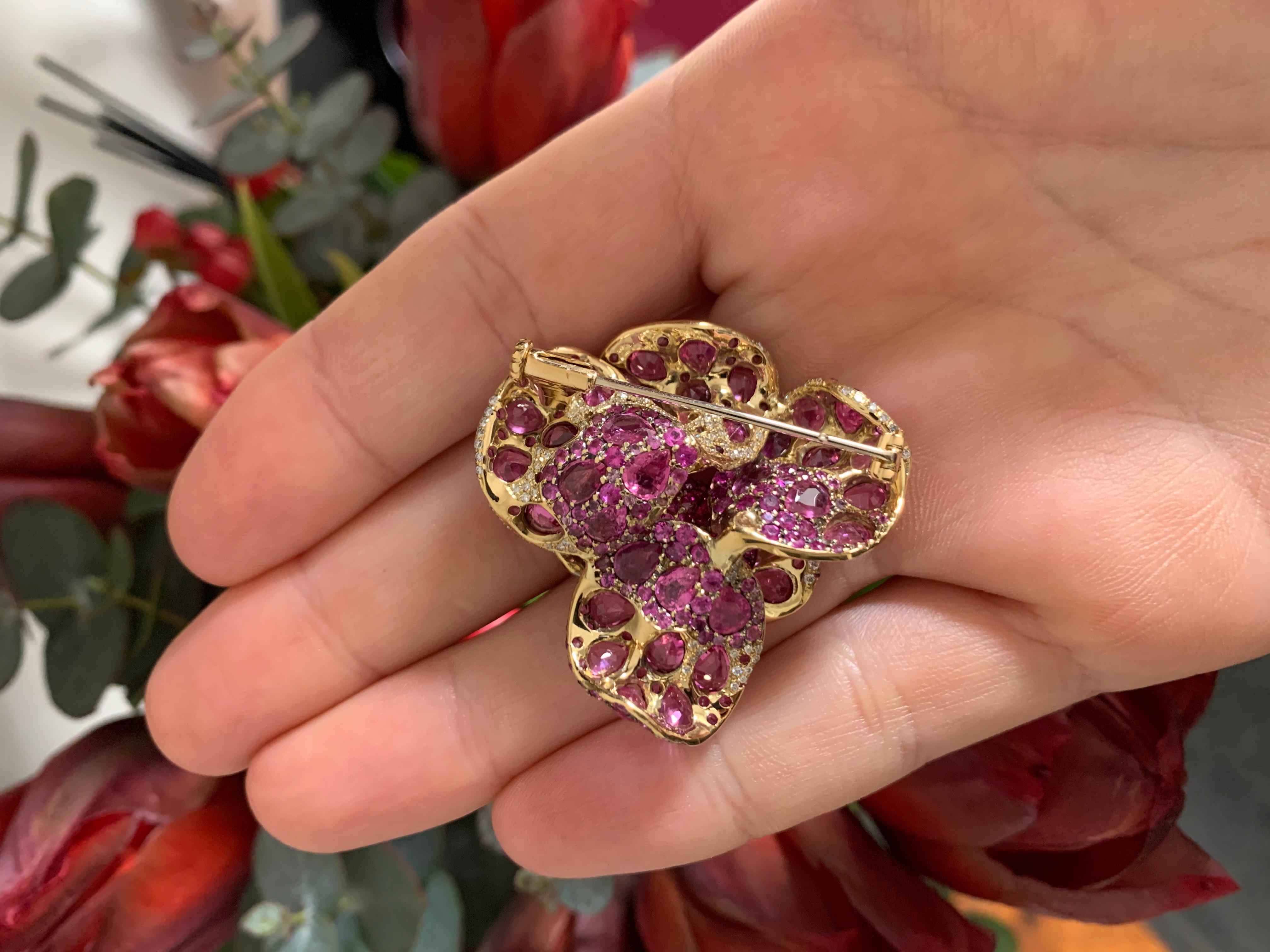 Rosior Brosche „Flower“ aus Gelbgold mit einzigartigem rosa Saphir und Diamant in Gelbgold (Tropfenschliff) im Angebot