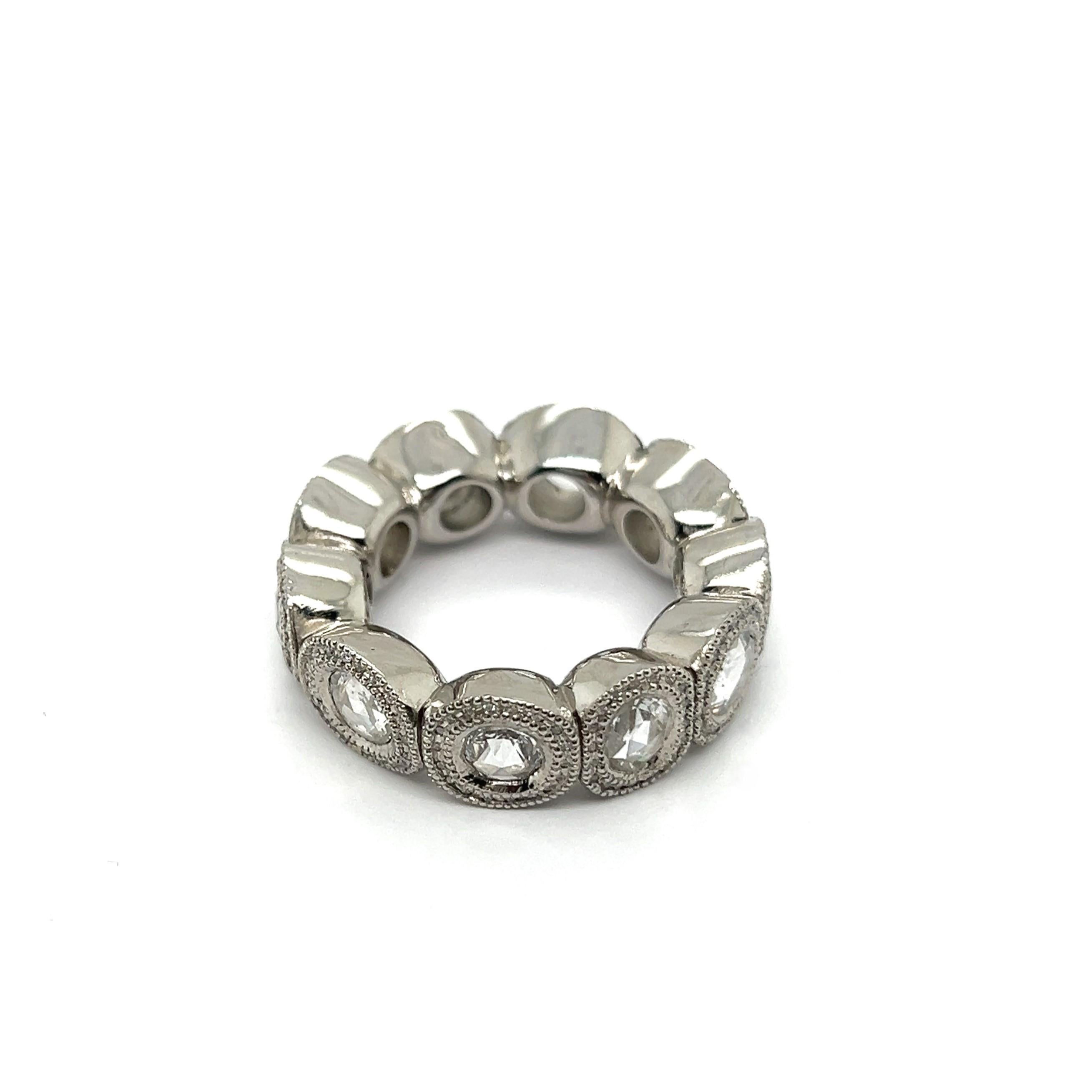 Svela uno stile audace con il nostro audace anello con diamante in platino pregiato.

Questo capolavoro luminoso presenta 10 squisiti diamanti taglio rosa per un totale di 4,00 carati, ciascuno incorniciato e circondato da un'aureola di 130 diamanti