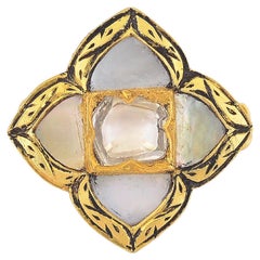 Anello con diamante grezzo e madreperla, realizzato a mano in oro 18 carati.