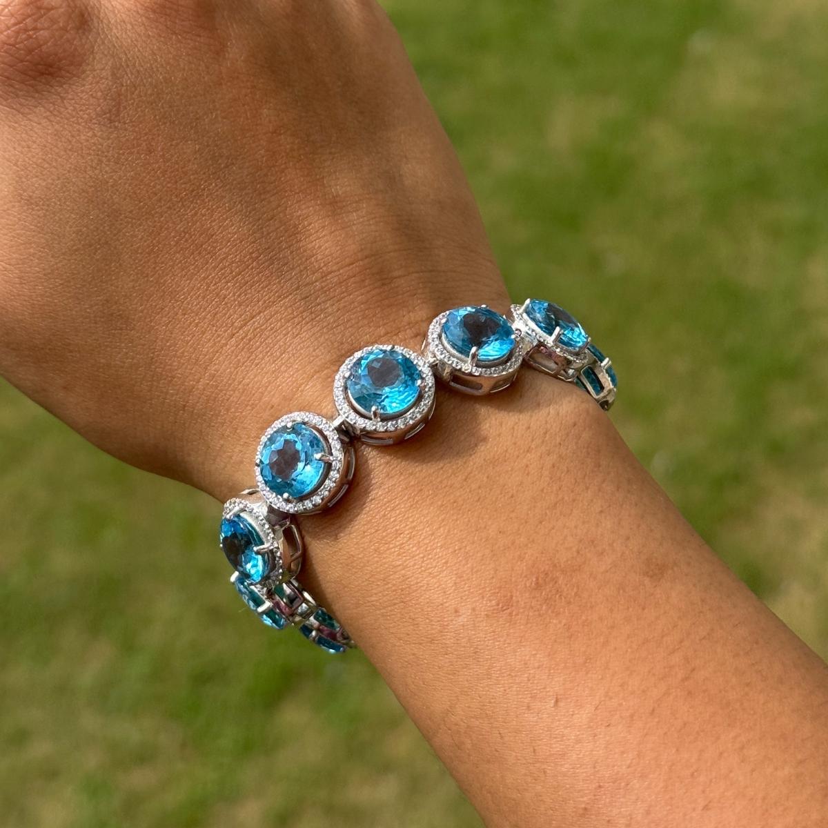 Donna Bracciale d'argento nuziale con topazio blu rotondo e zircone aureolato per i regali in vendita