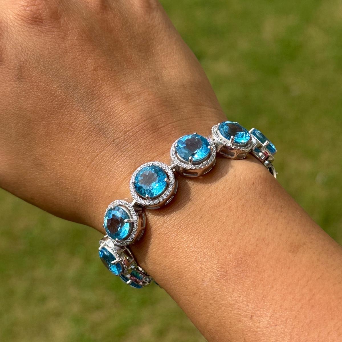 Taglio rotondo Bracciale d'argento nuziale con topazio blu rotondo e zircone aureolato per i regali in vendita