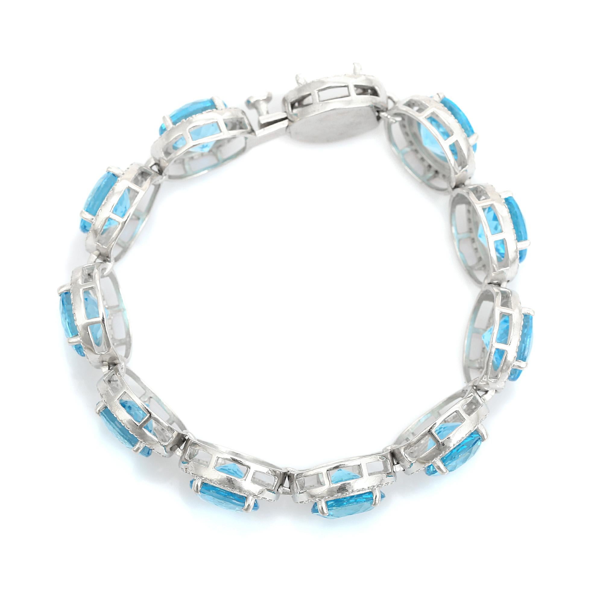 Pulsera de plata con topacio azul redondo y halo de circonitas para regalar en venta 3