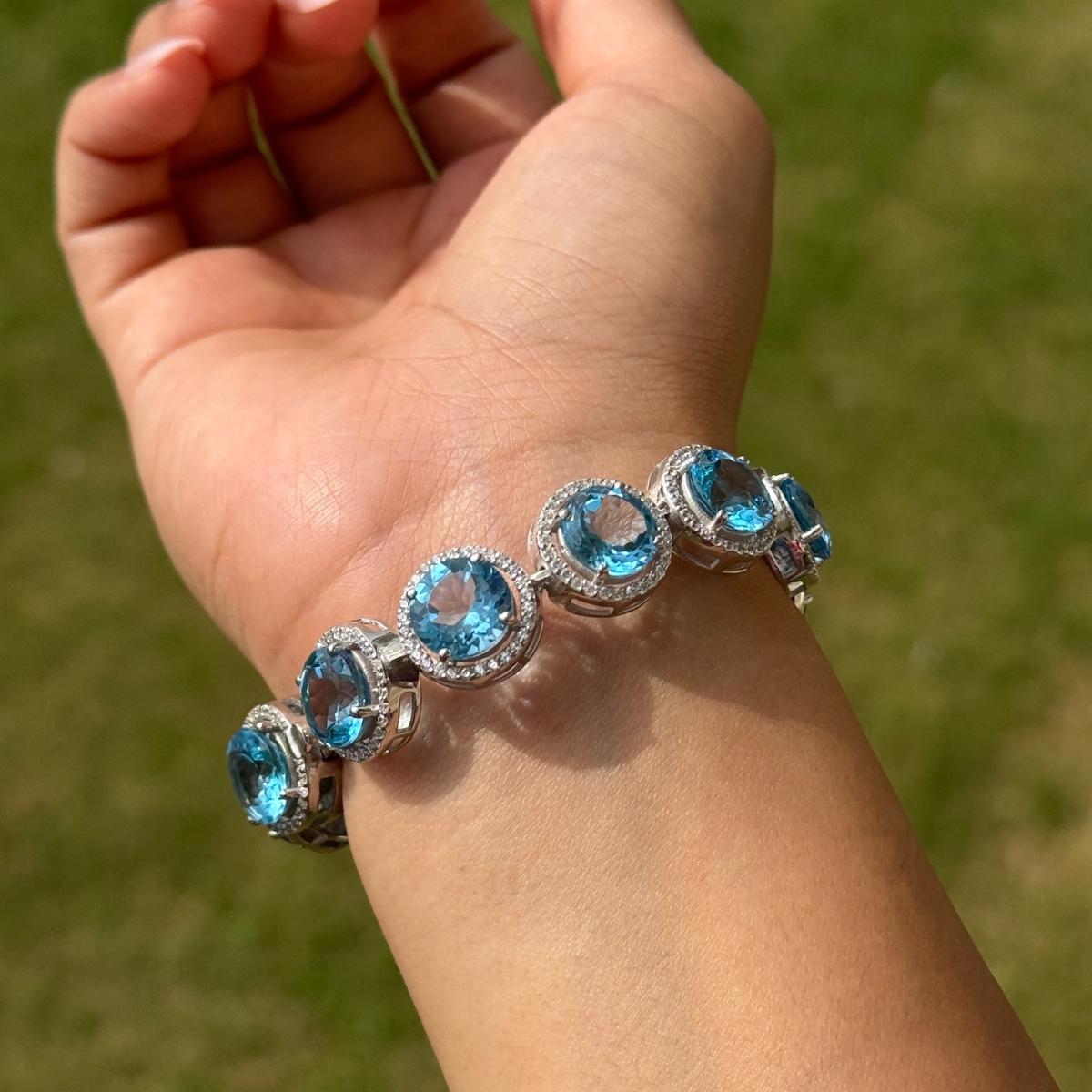 Bracciale d'argento nuziale con topazio blu rotondo e zircone aureolato per i regali in vendita 2