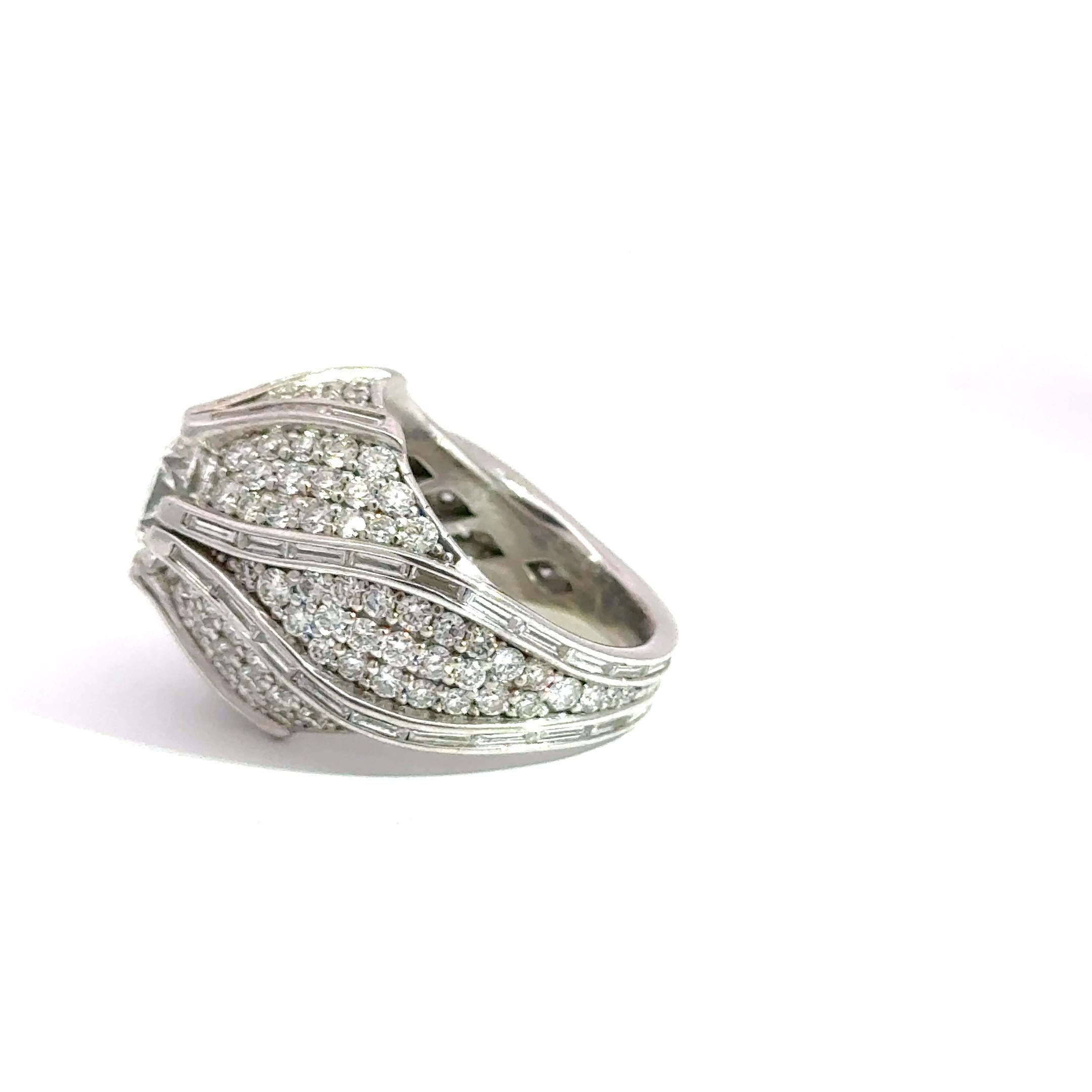 Statement Round Brilliant Diamond Cocktail Ring in 14K White Gold Corte redondo en venta