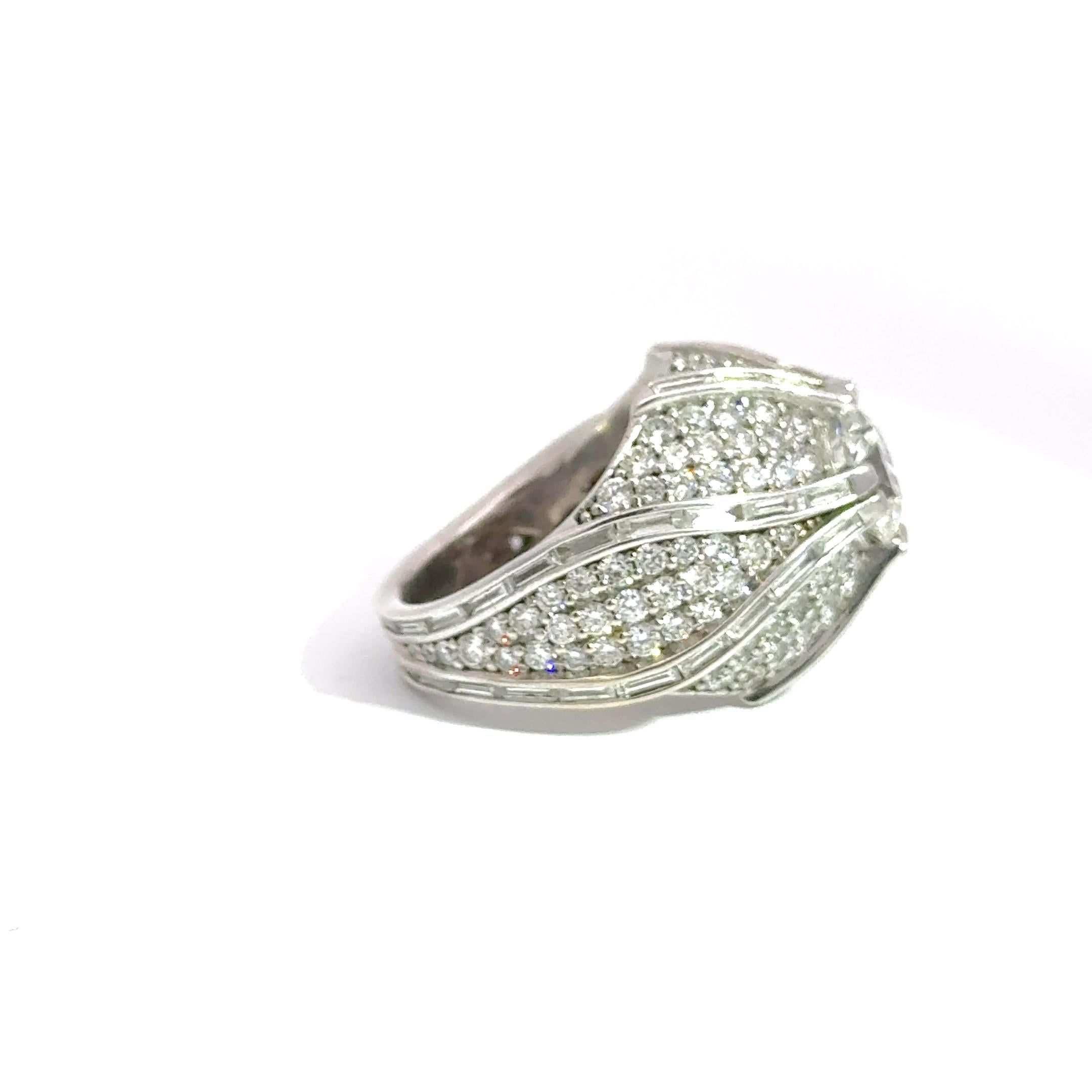 Femenino o masculino Statement Round Brilliant Diamond Cocktail Ring in 14K White Gold en venta