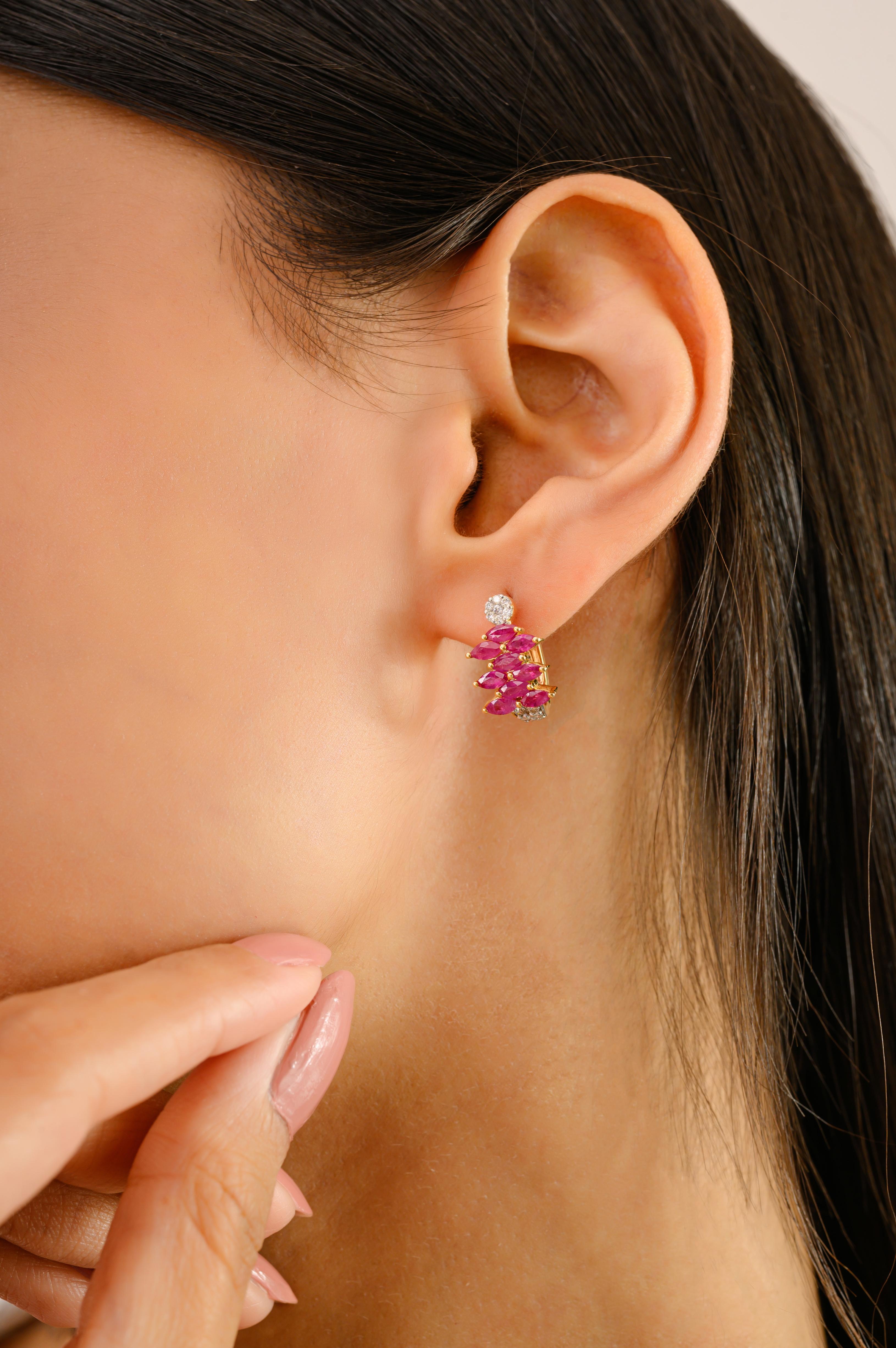 Estos elegantes pendientes presentan un racimo escalonado de rubíes talla marquesa engastados en forma de árbol, acentuados con brillantes diamantes redondos en la parte superior y en la base. El diseño está montado en oro amarillo pulido de 14