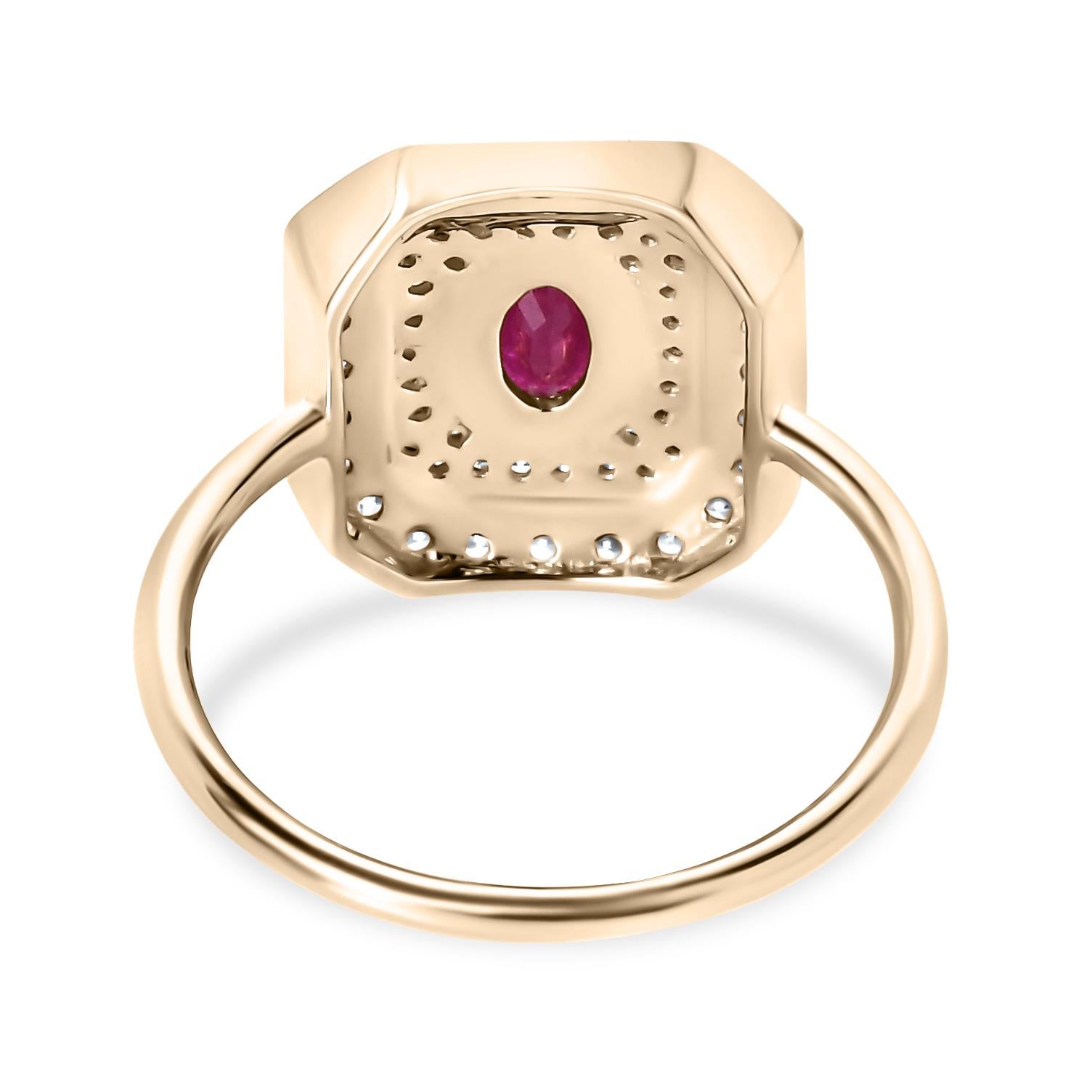 En vente :  Bague cocktail fantaisie en or jaune massif 14 carats avec halo de rubis et diamants 5