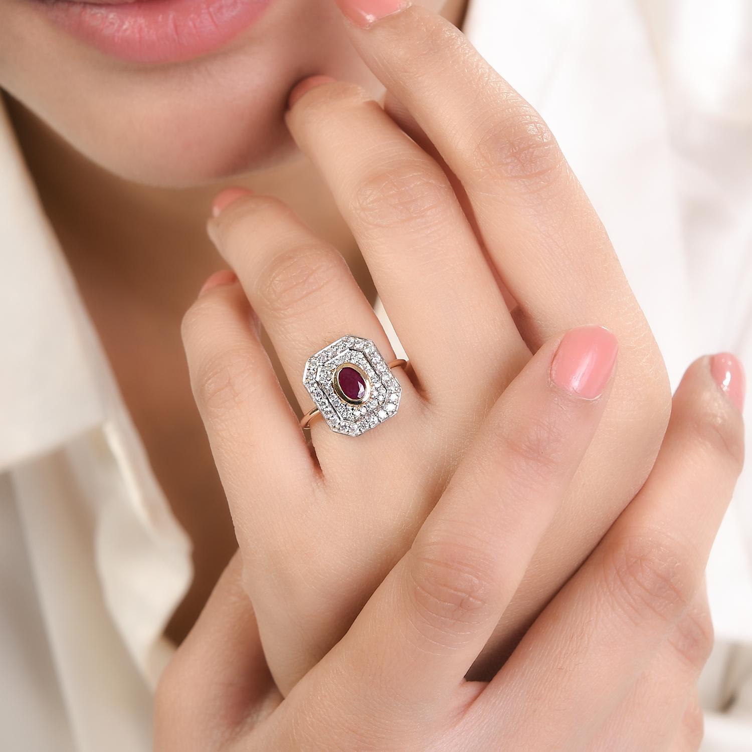 En vente :  Bague cocktail fantaisie en or jaune massif 14 carats avec halo de rubis et diamants 9