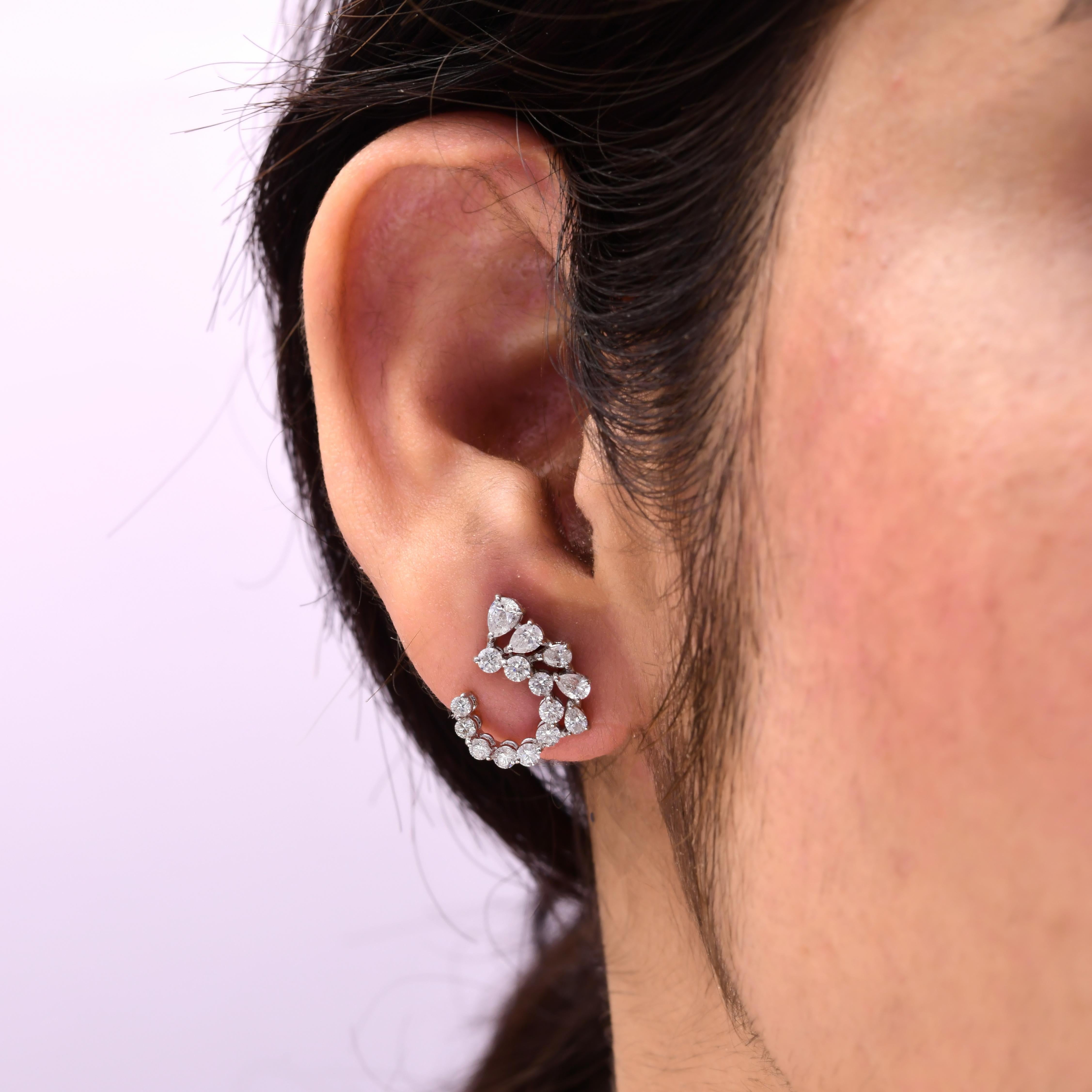 Orecchini a perno a mezzaluna aperta con cluster di diamanti SI/H in oro bianco 14 carati 
Gli orecchini sono disegnati a forma di mezzaluna aperta o di mezzo cerchio, dando l'illusione di una dolce curva che incornicia splendidamente il lobo
