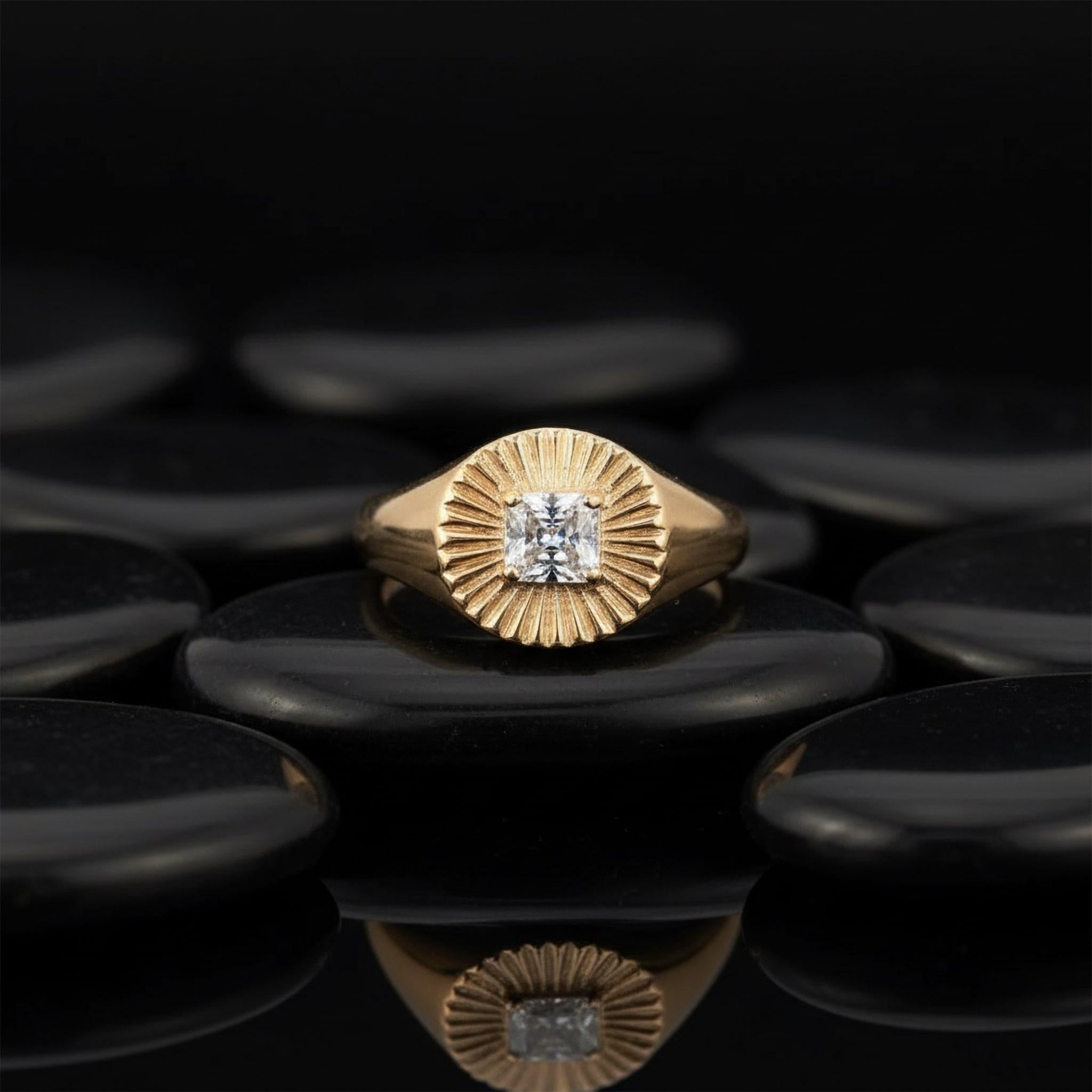 En vente :  Bague de chevalière (ou 18k sur demande) Bague à diamant en or jaune 14K en forme de soleil 3