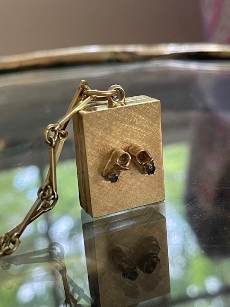 Medaglione Vintage in oro 14k e zaffiro blu 3D per scarpe da bambino di grandi dimensioni in vendita 6