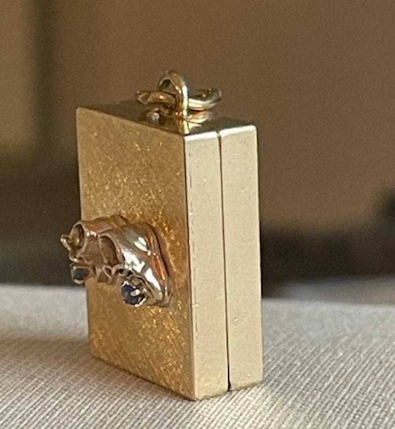 Medaglione Vintage in oro 14k e zaffiro blu 3D per scarpe da bambino di grandi dimensioni In condizioni ottime in vendita a New York, NY