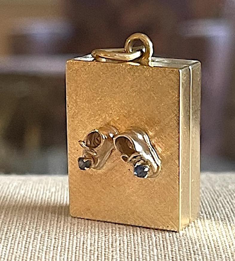 Medaglione Vintage in oro 14k e zaffiro blu 3D per scarpe da bambino di grandi dimensioni in vendita 1