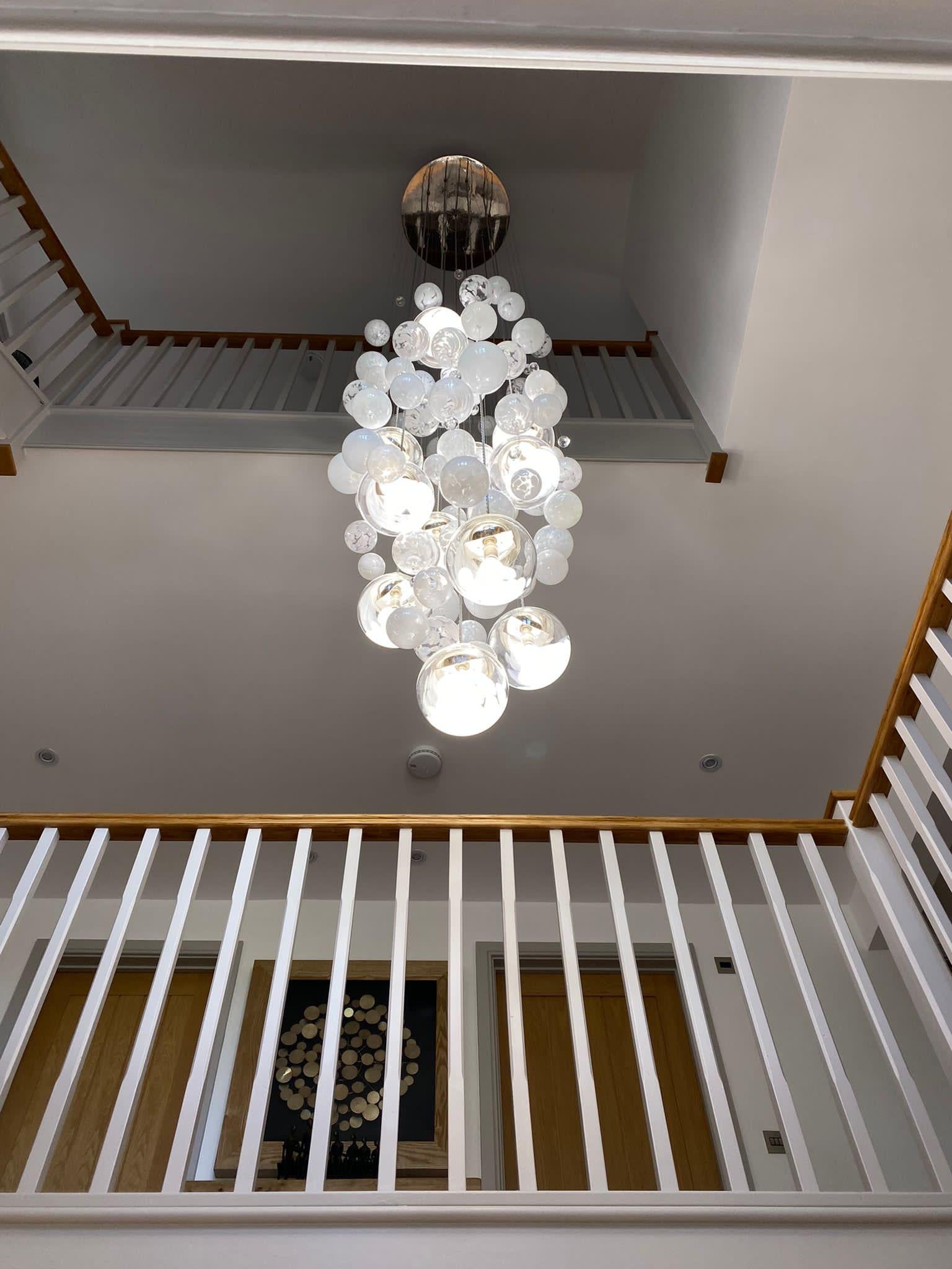 Moderno Lampadario a cascata Statement Stairwell di Roast in vendita