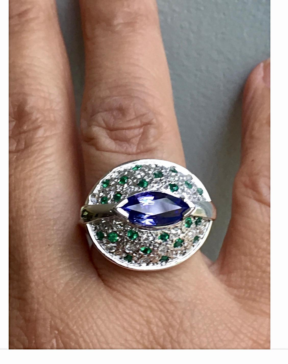Tansanit, Smaragd und Diamant, zeitgenössischer Statement-Ring, 18 Karat Weißgold (Zeitgenössisch) im Angebot
