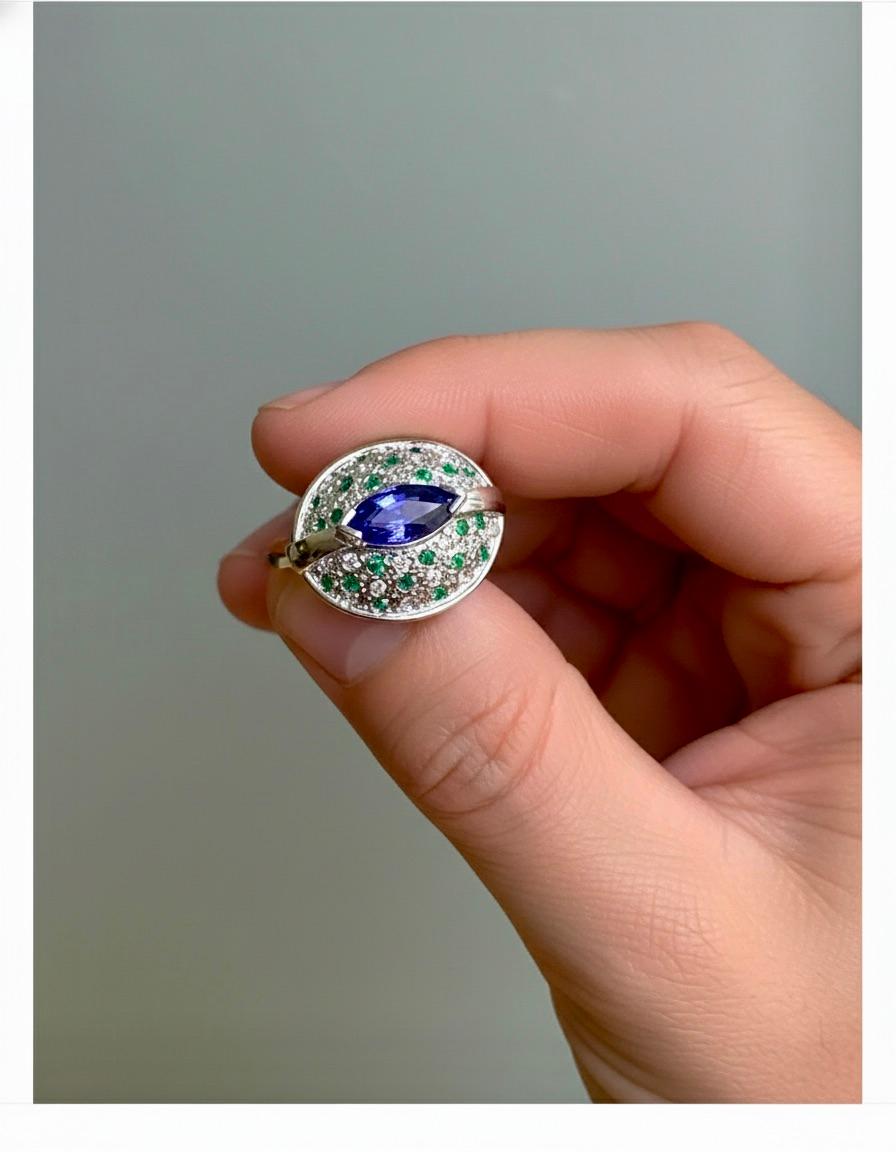 Tansanit, Smaragd und Diamant, zeitgenössischer Statement-Ring, 18 Karat Weißgold (Marquiseschliff) im Angebot