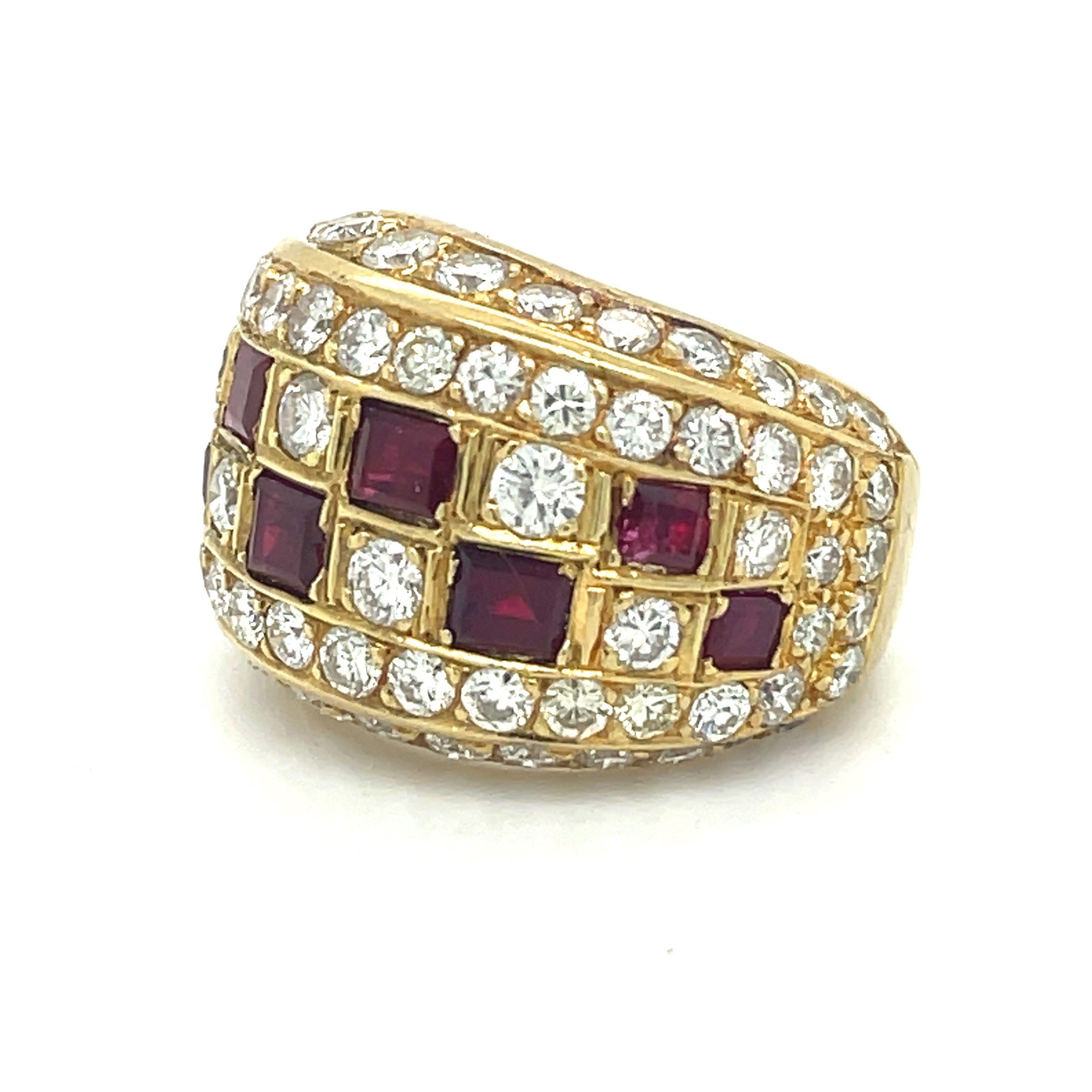 Statement-Ring aus 18 Karat Gelbgold mit 1,2 Karat Rubin und 1,35 Karat Diamant (Carréschliff) im Angebot