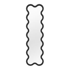 Specchio ondulato da parete di grande impatto, dal design organico, per interni contemporanei