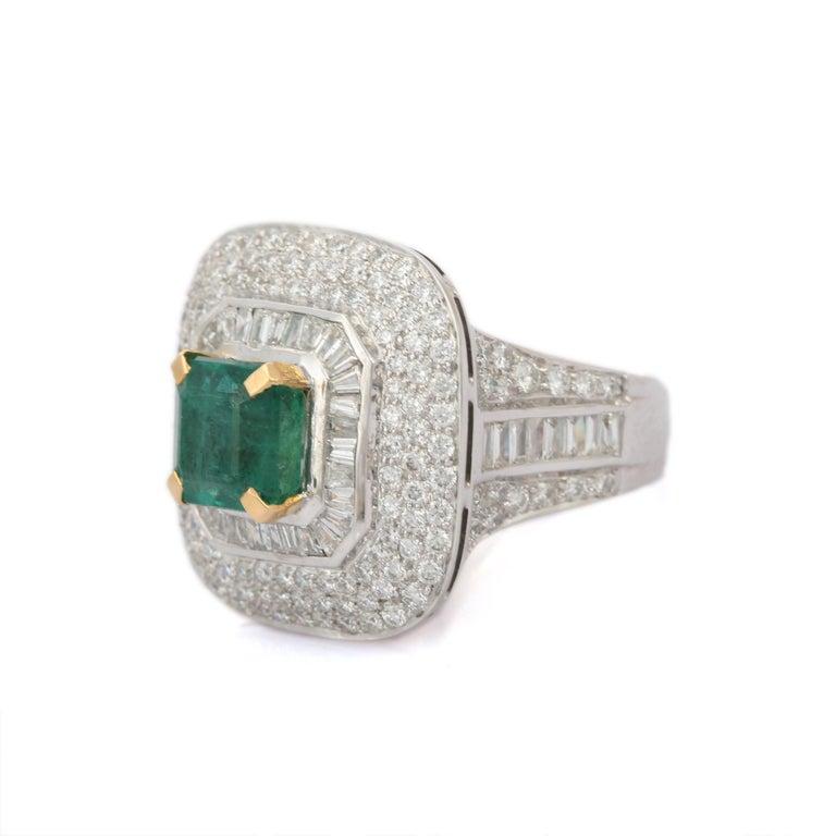 En vente :  Bague de cocktail en or blanc massif 18k avec halo de diamants et d'émeraudes de Zambie 10