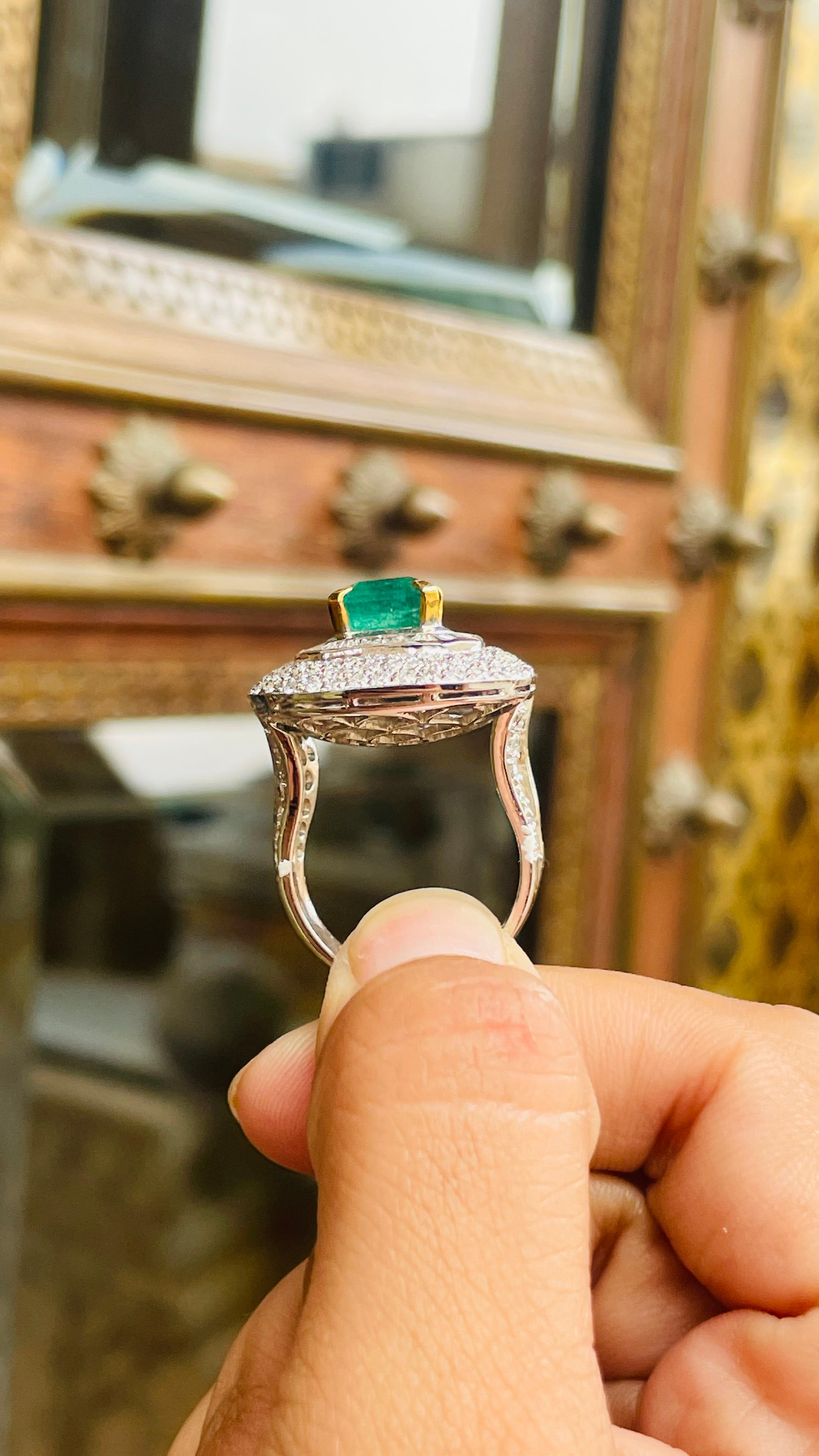 En vente :  Bague de cocktail en or blanc massif 18k avec halo de diamants et d'émeraudes de Zambie 12