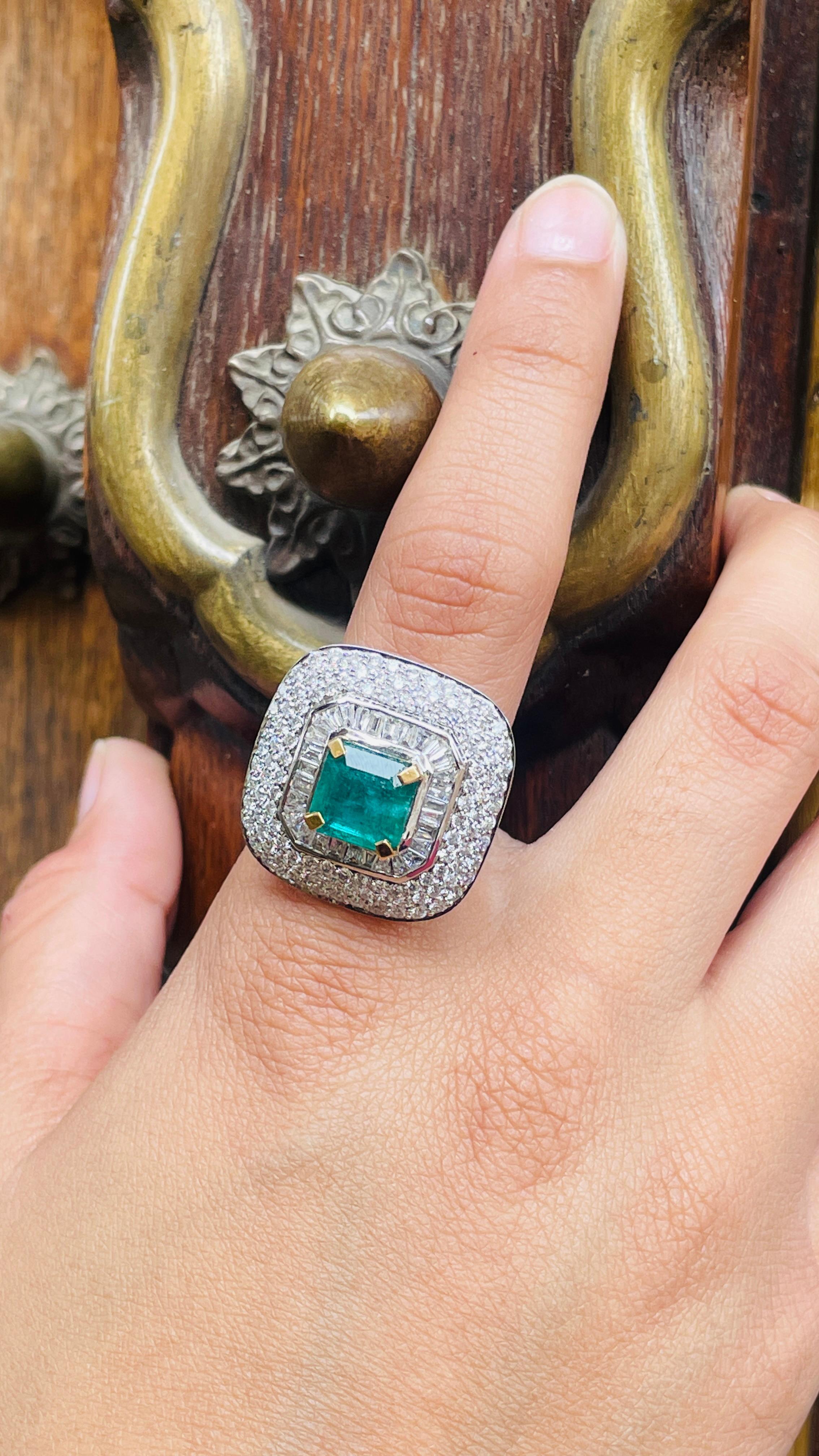 En vente :  Bague de cocktail en or blanc massif 18k avec halo de diamants et d'émeraudes de Zambie 2