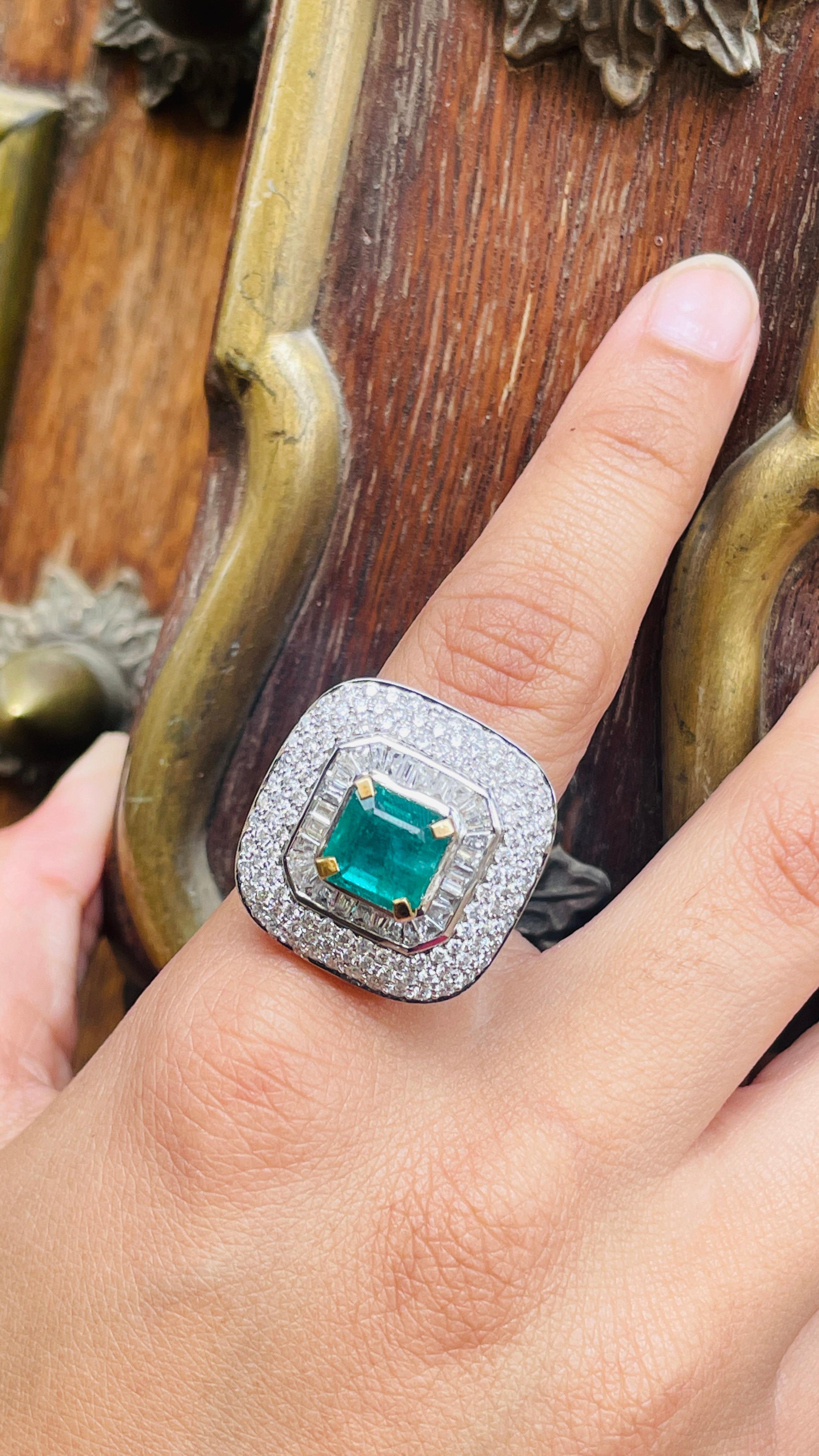 En vente :  Bague de cocktail en or blanc massif 18k avec halo de diamants et d'émeraudes de Zambie 3