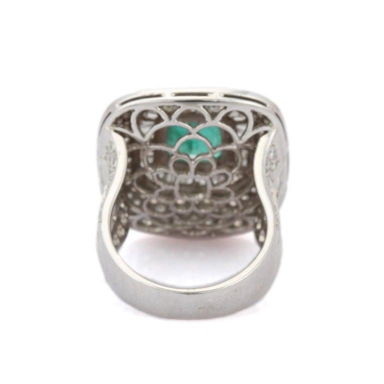 En vente :  Bague de cocktail en or blanc massif 18k avec halo de diamants et d'émeraudes de Zambie 4