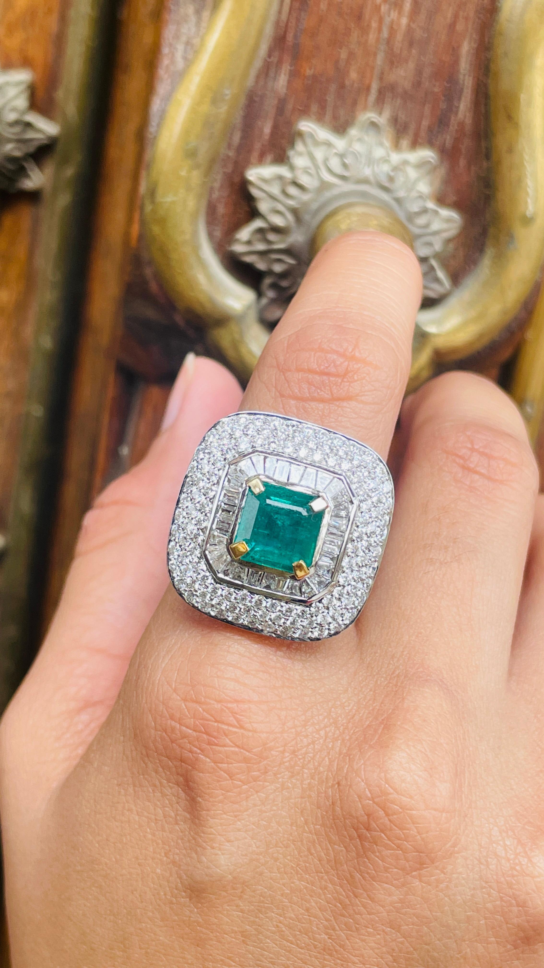 En vente :  Bague de cocktail en or blanc massif 18k avec halo de diamants et d'émeraudes de Zambie 5