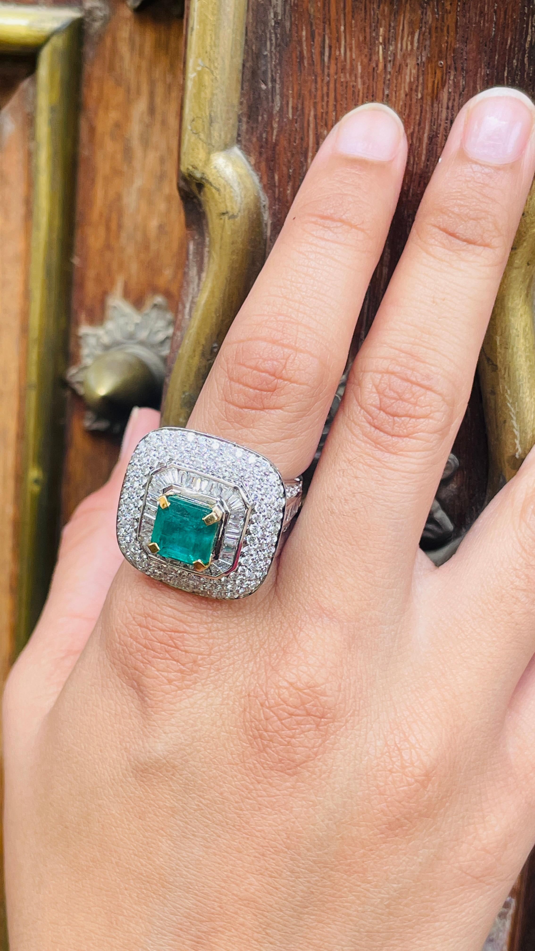 En vente :  Bague de cocktail en or blanc massif 18k avec halo de diamants et d'émeraudes de Zambie 6