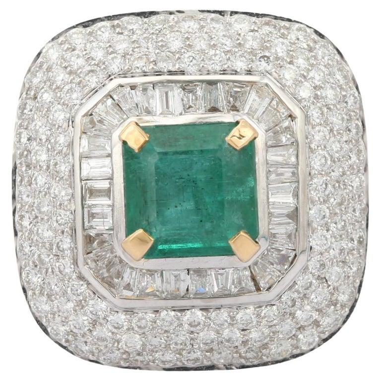En vente :  Bague de cocktail en or blanc massif 18k avec halo de diamants et d'émeraudes de Zambie 7