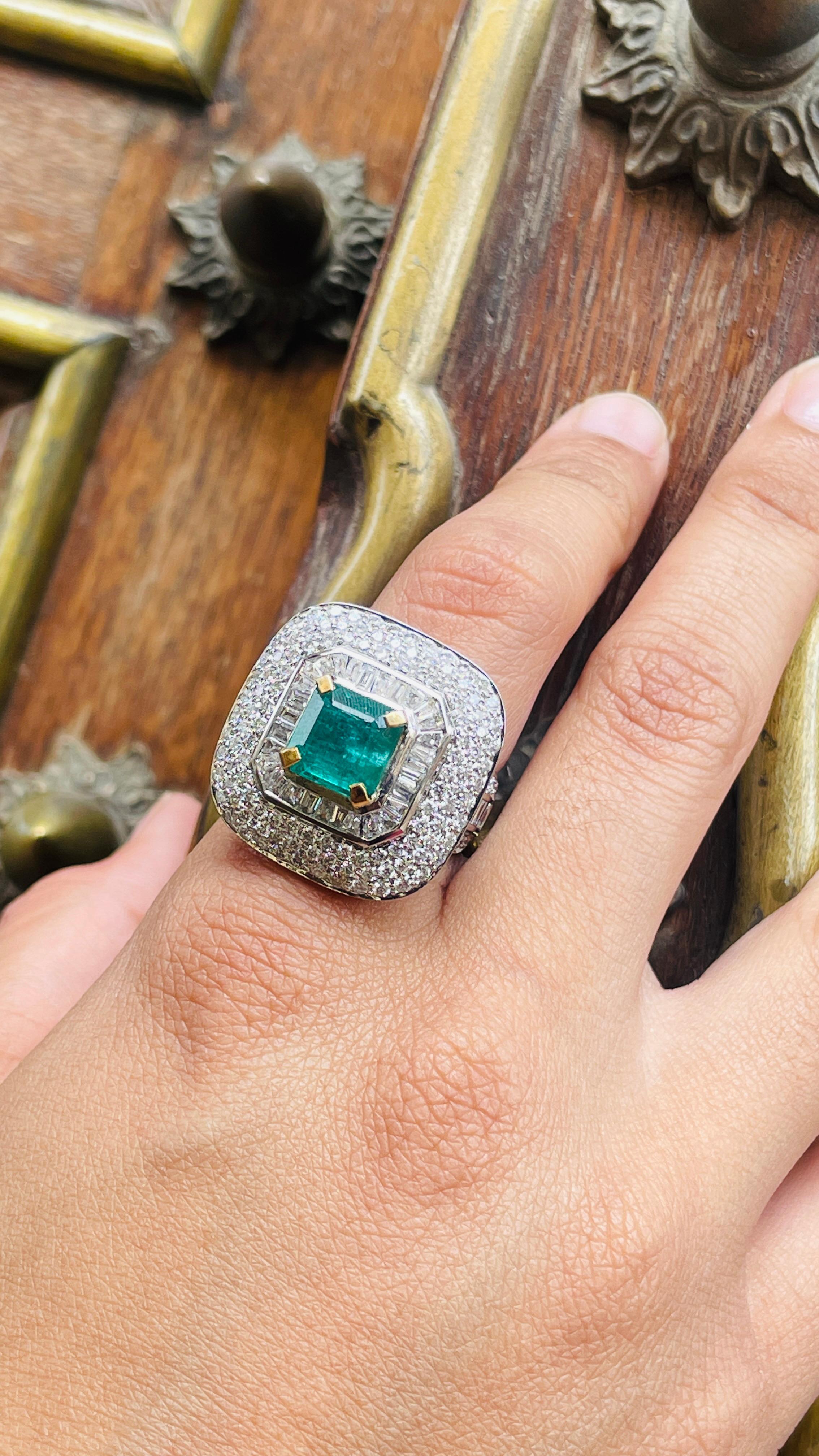 En vente :  Bague de cocktail en or blanc massif 18k avec halo de diamants et d'émeraudes de Zambie 8