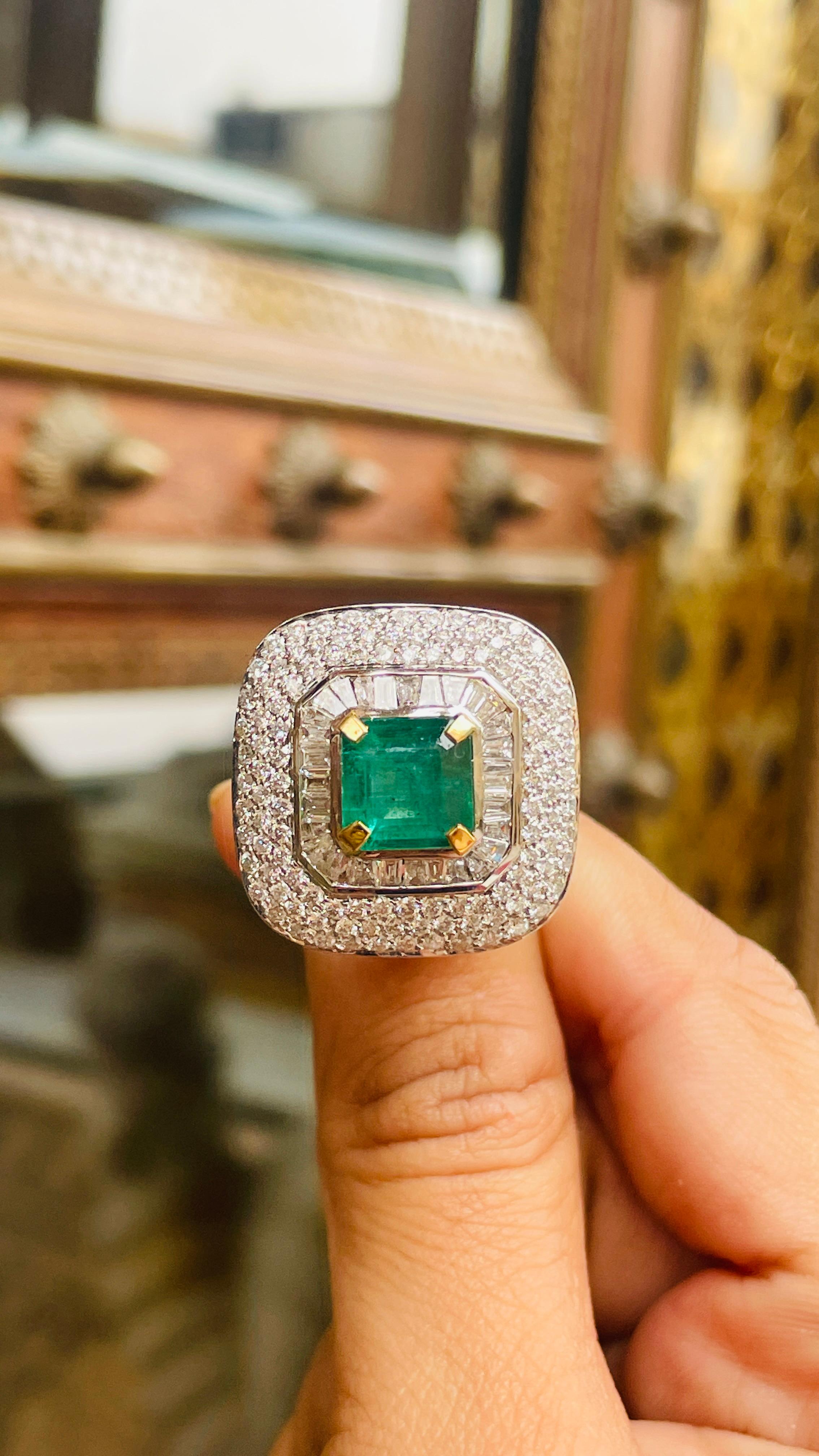 En vente :  Bague de cocktail en or blanc massif 18k avec halo de diamants et d'émeraudes de Zambie 9