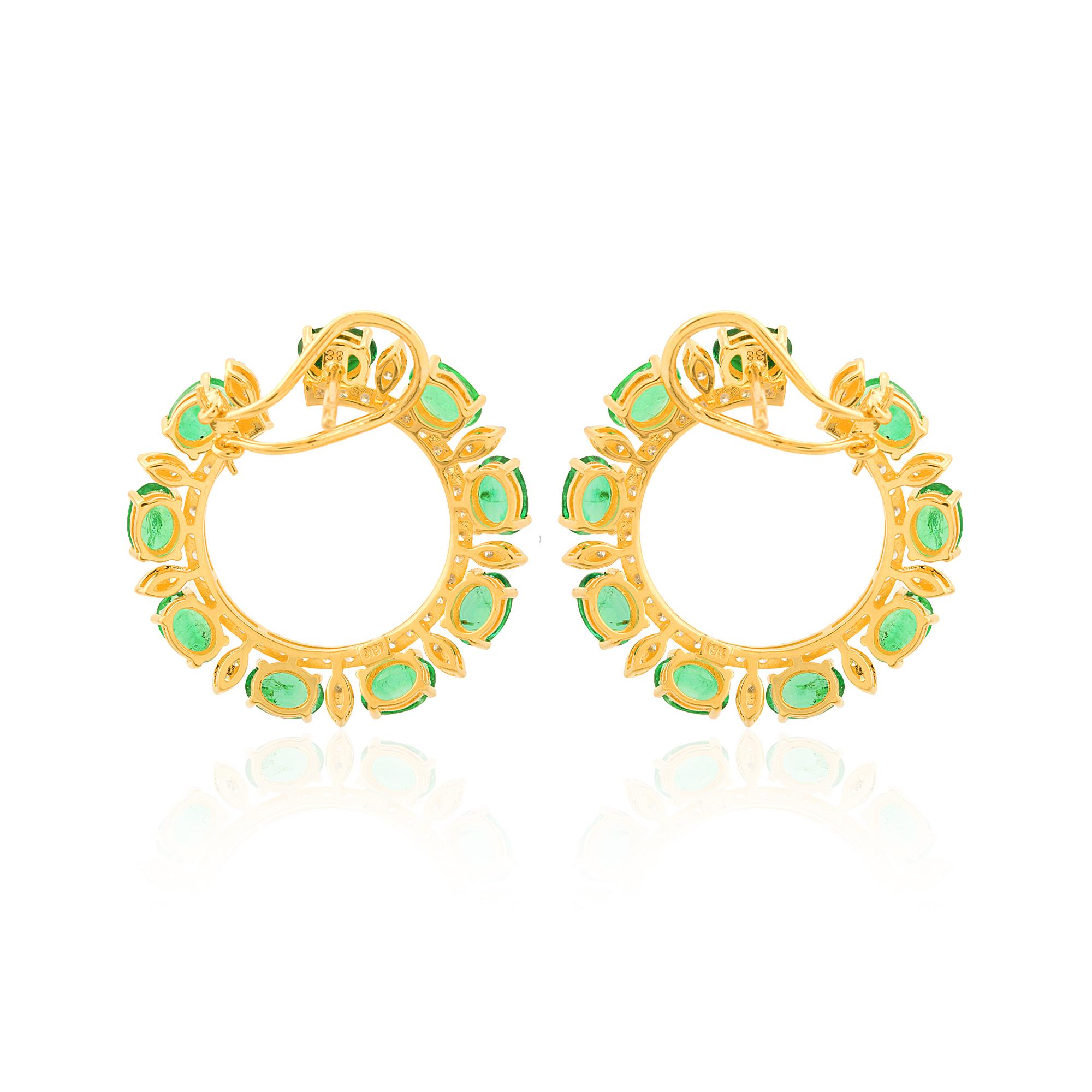 Taille ovale Boucles d'oreilles en or jaune 14K avec diamants et émeraudes de Zambie Bijoux de qualité en vente