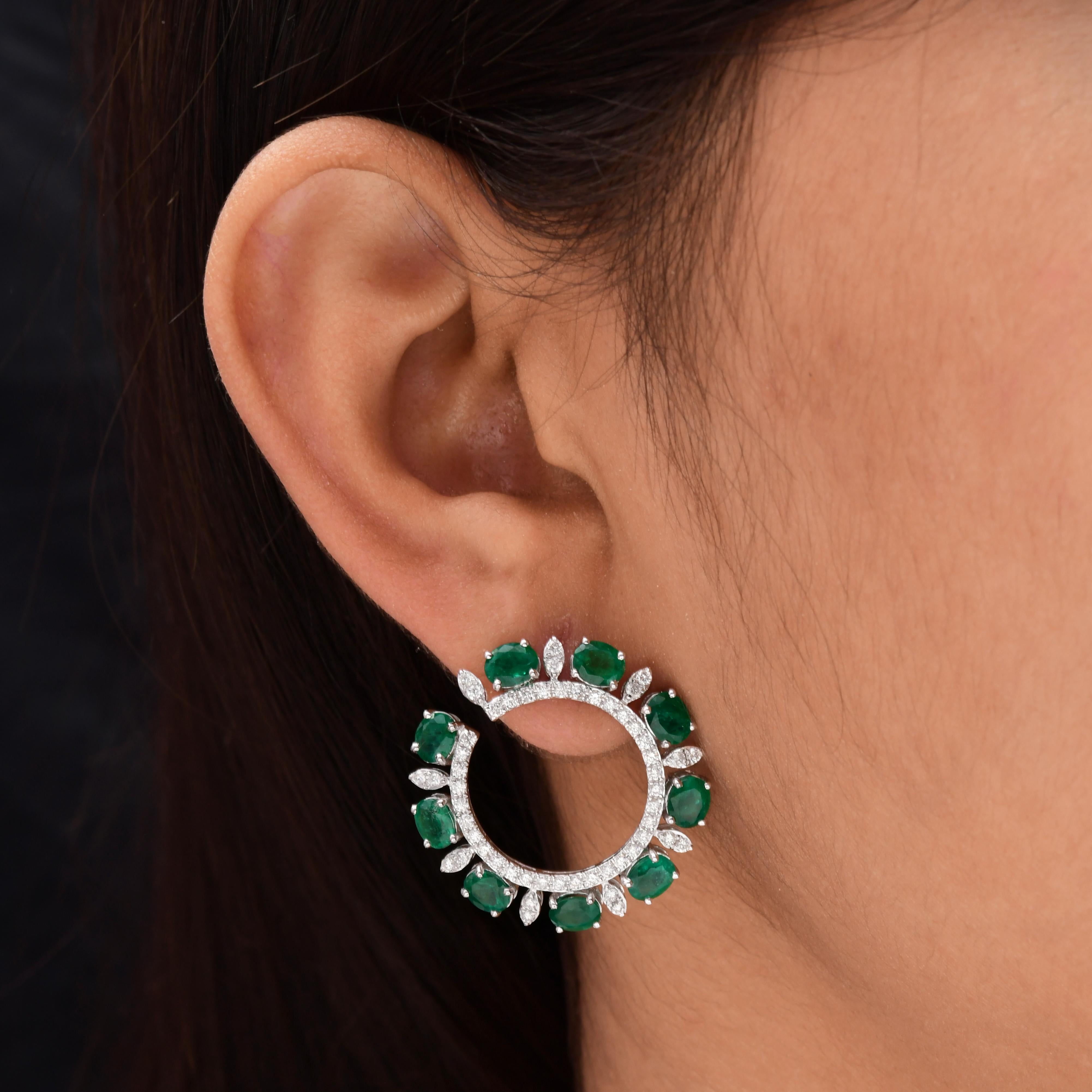 Statement Sambia Smaragd Diamant offener Kreis Ohrstecker 14K Weißgold 
Das kreisförmige Design zeichnet sich durch einen strahlenden Smaragd im Ovalschliff aus, der von Diamanten im Marquise-Schliff und runden Brillanten umgeben ist und einen