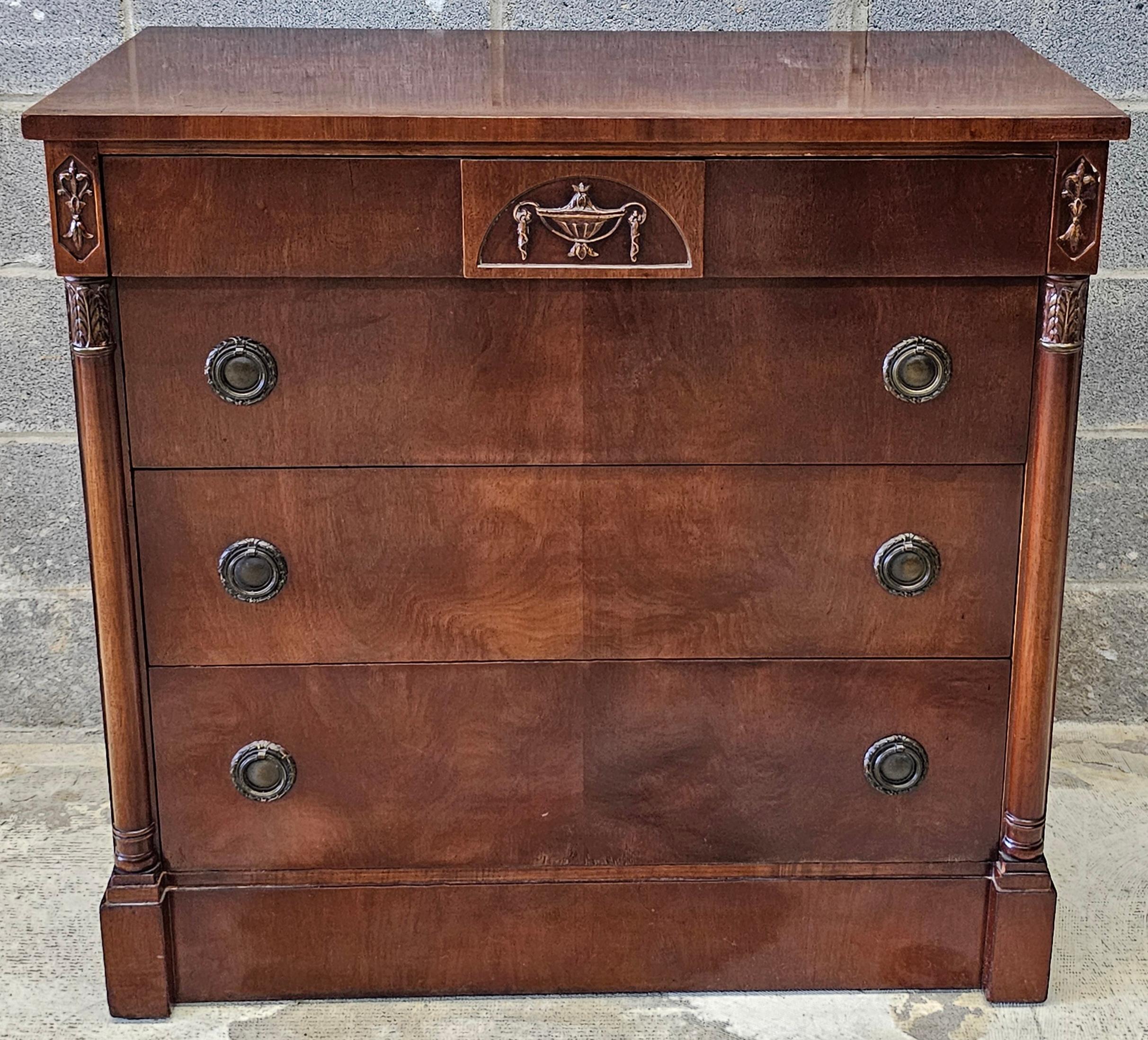Statesville-Schrank Empire-Stil Mahagoni-Kommode (Moderne der Mitte des Jahrhunderts) im Angebot