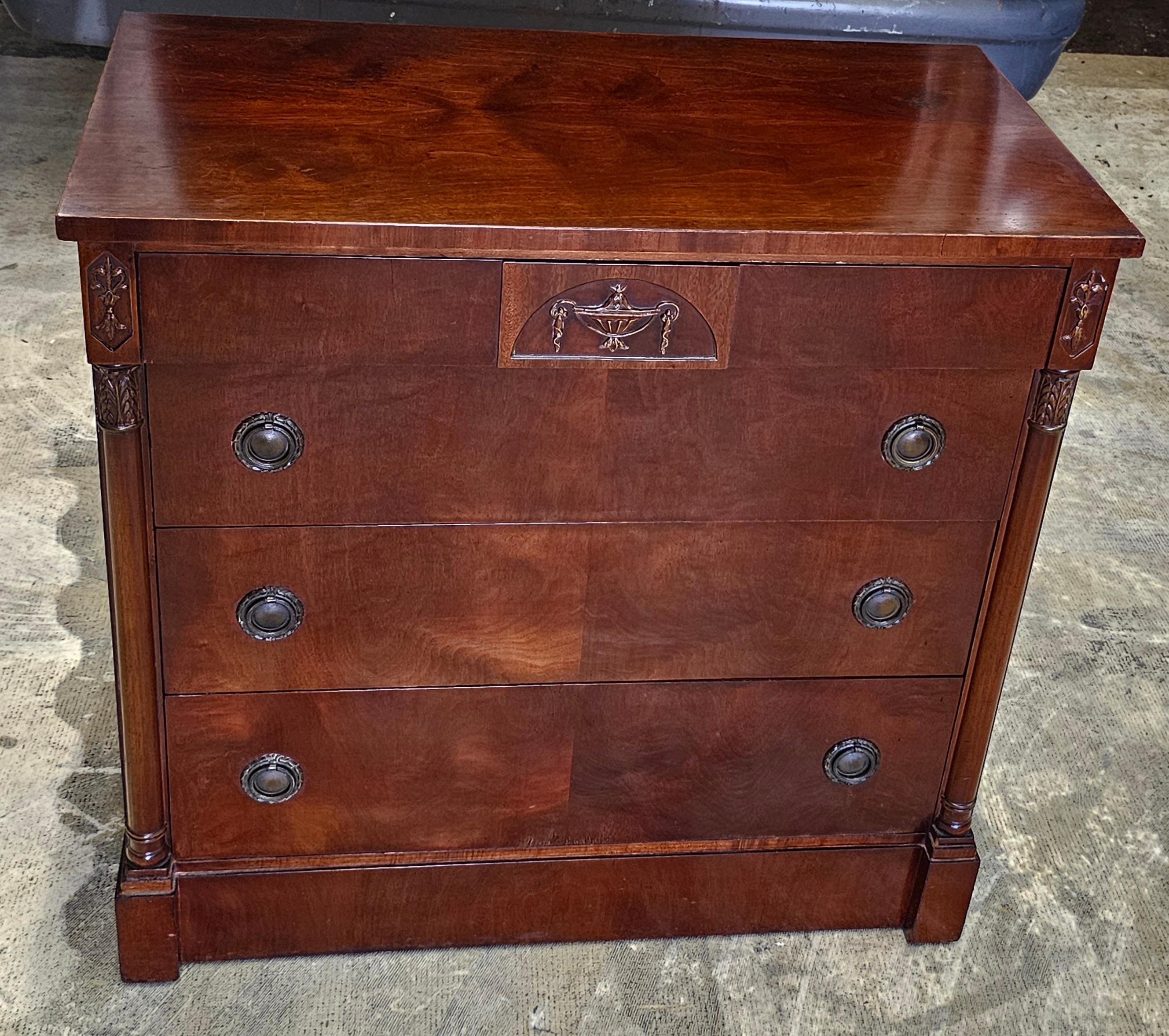 Statesville-Schrank Empire-Stil Mahagoni-Kommode (Gemalt) im Angebot