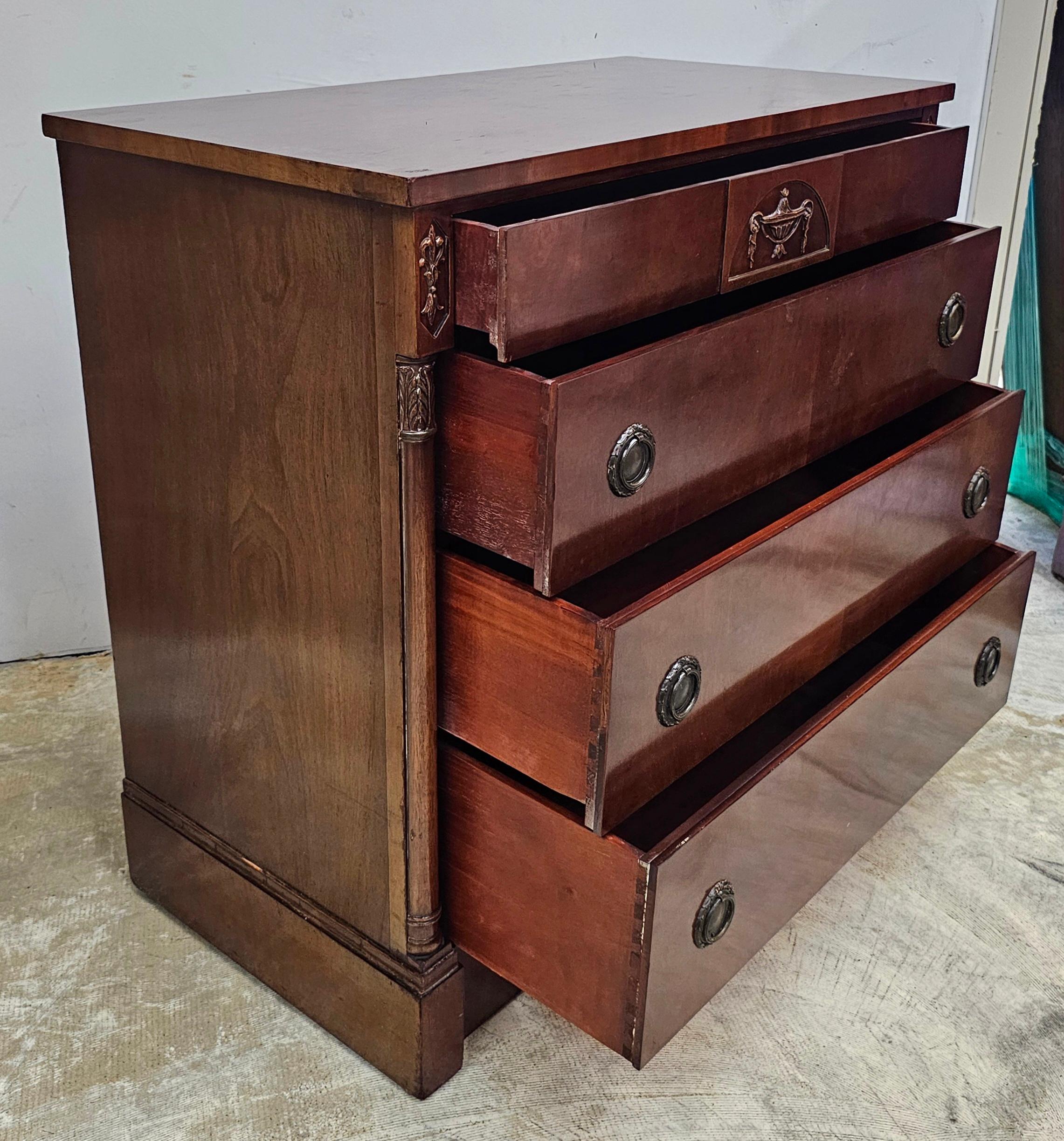 Statesville-Schrank Empire-Stil Mahagoni-Kommode (20. Jahrhundert) im Angebot