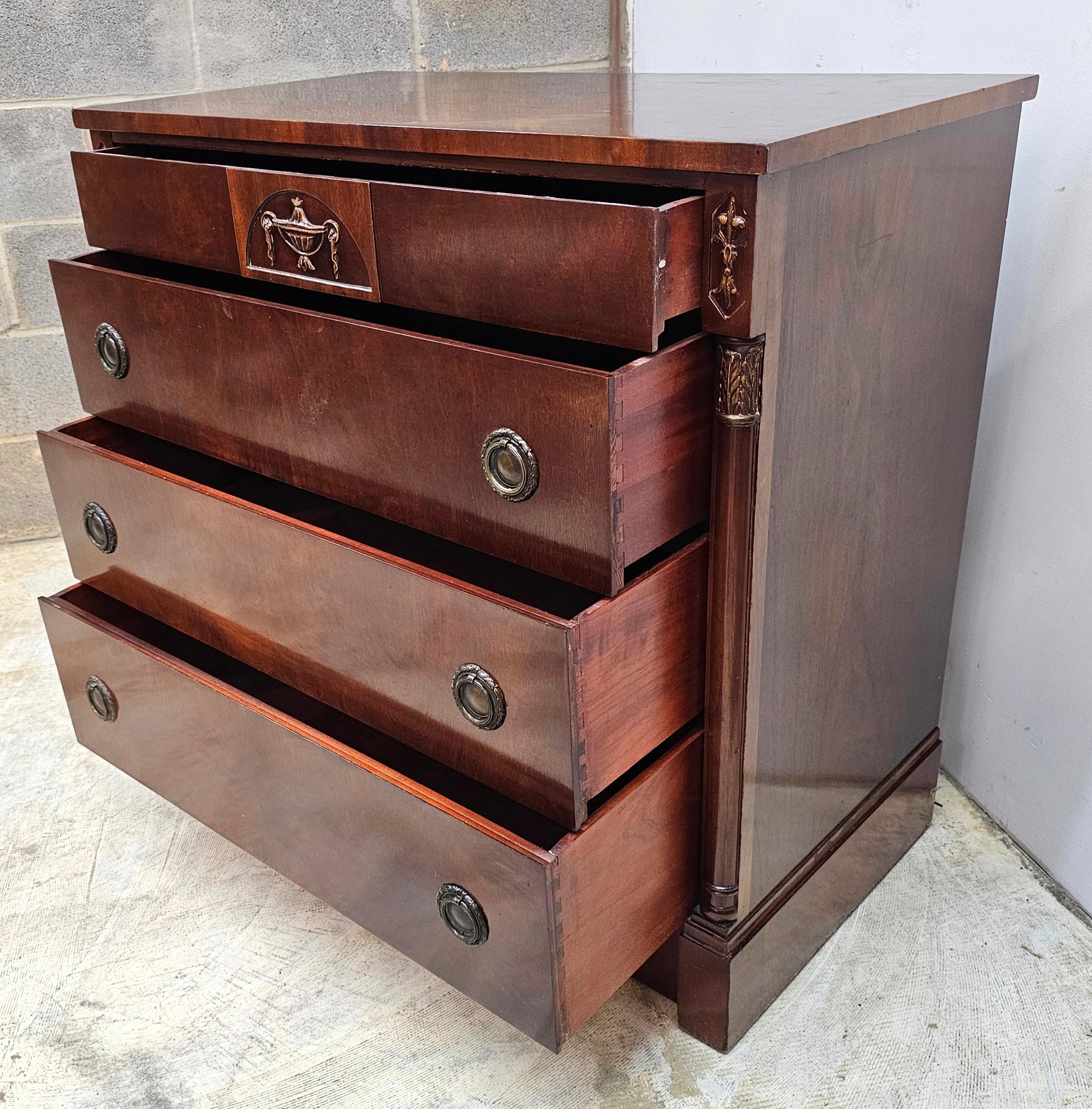 Statesville-Schrank Empire-Stil Mahagoni-Kommode im Angebot 1