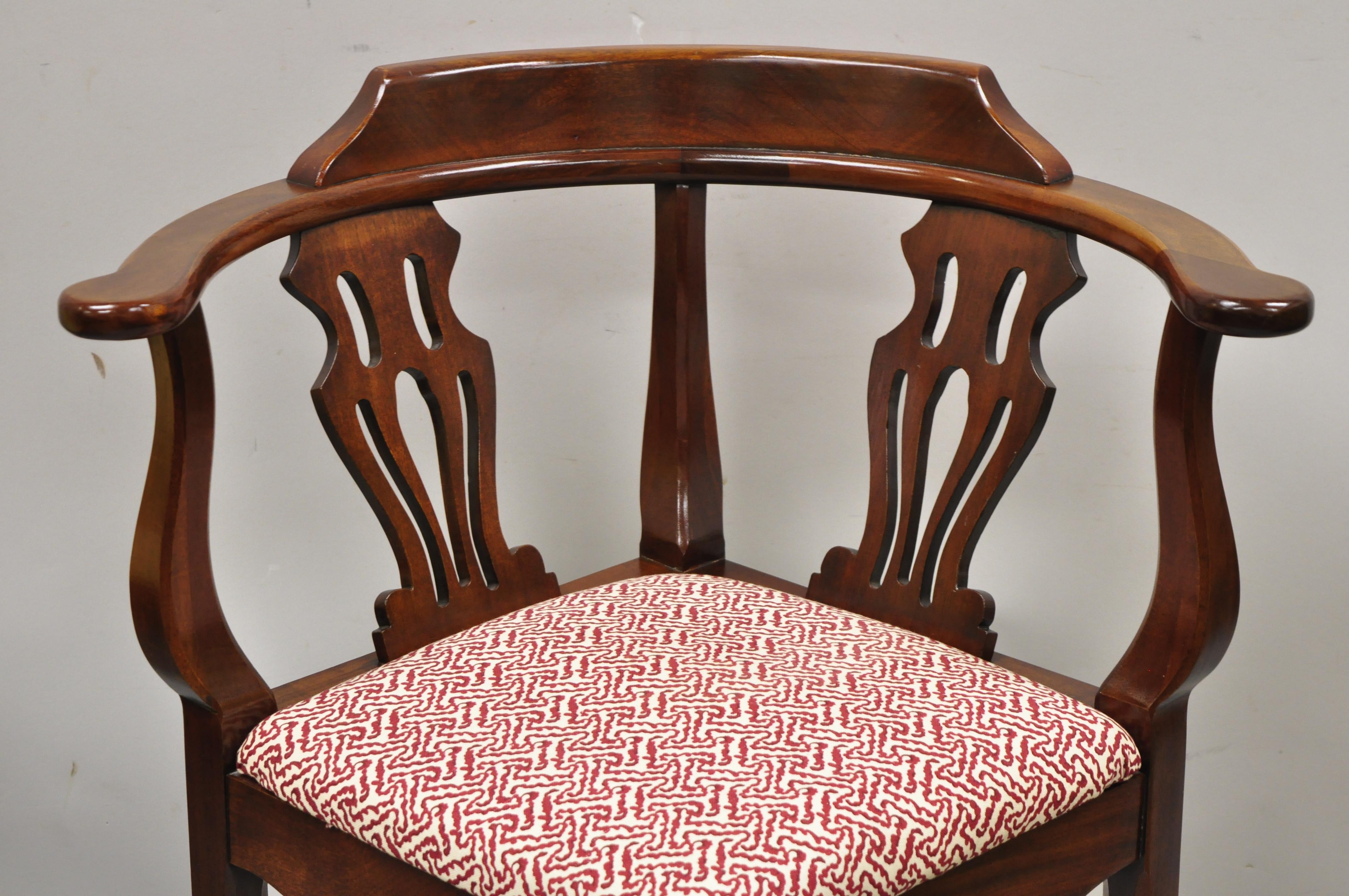 Chaise d'angle vintage Ross Statesville en acajou de style géorgien Chippendale. Cet article se caractérise par une construction en bois massif, des détails joliment sculptés, un artisanat américain de qualité, une étiquette originale, un style et