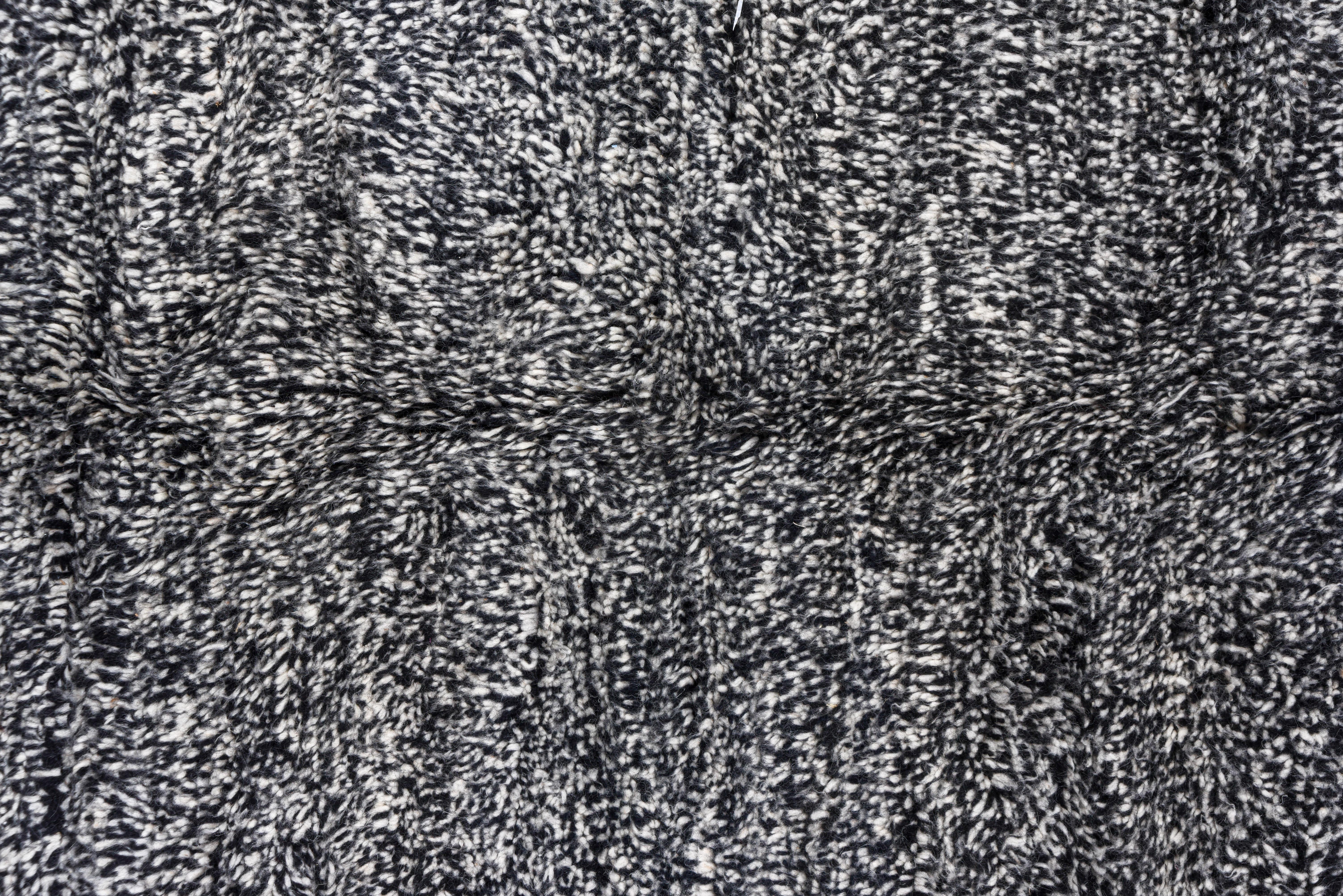 Static Television Grau Elfenbein Marokkanischer Teppich im Zustand „Gut“ im Angebot in New York, NY