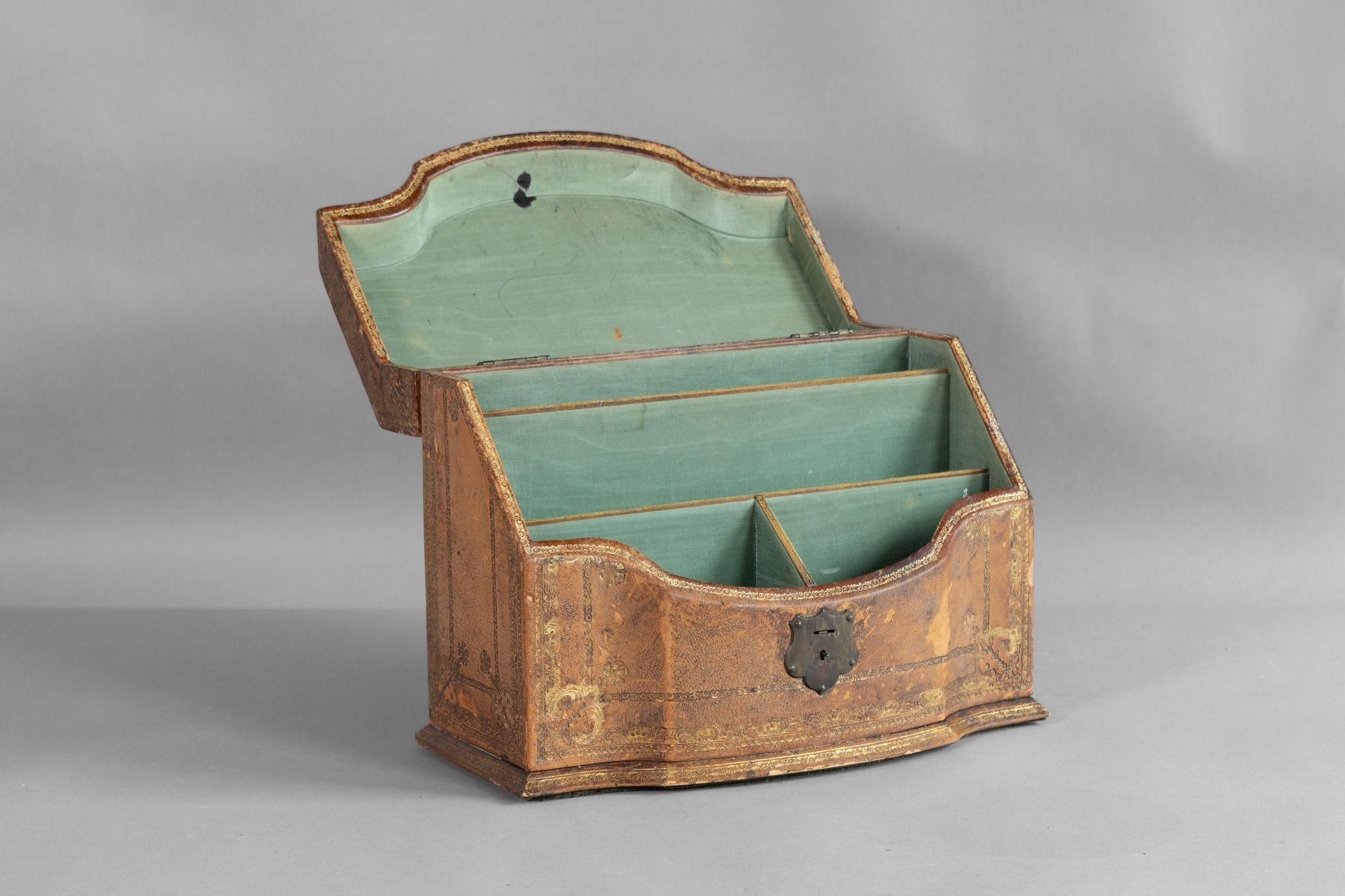 Coffret à papeterie français relié en cuir avec dorure décorative. Vers 1950.

H 24cm x L 32.5cm x P 13cm