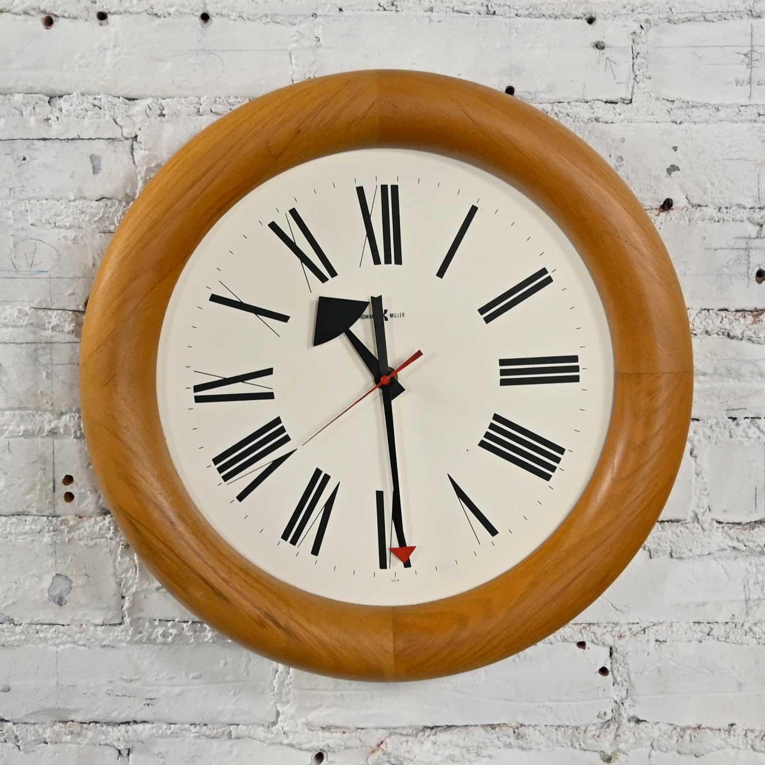 Marvelous vintage Stationmaster #611 round natural oak wall clock by Arthur Umanoff for Howard Miller clocks. Beautiful condition, keeping in mind that this is vintage and not new so will have signs of use and wear. There is a scratch in the paint