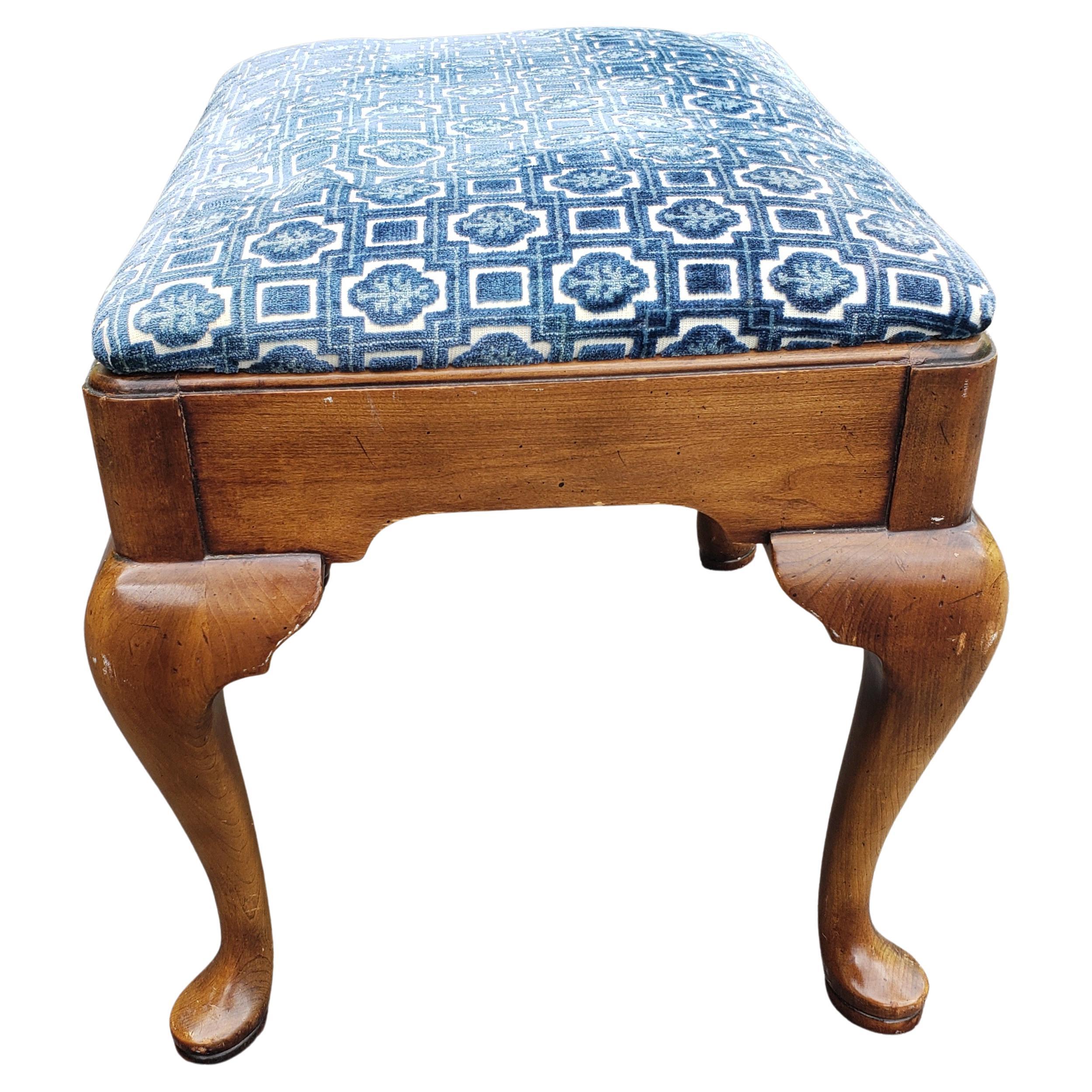 Statton Furniture Oxford Antiker gepolsterter Hocker aus Kirschbaumholz, um 1976 (Holzarbeit) im Angebot